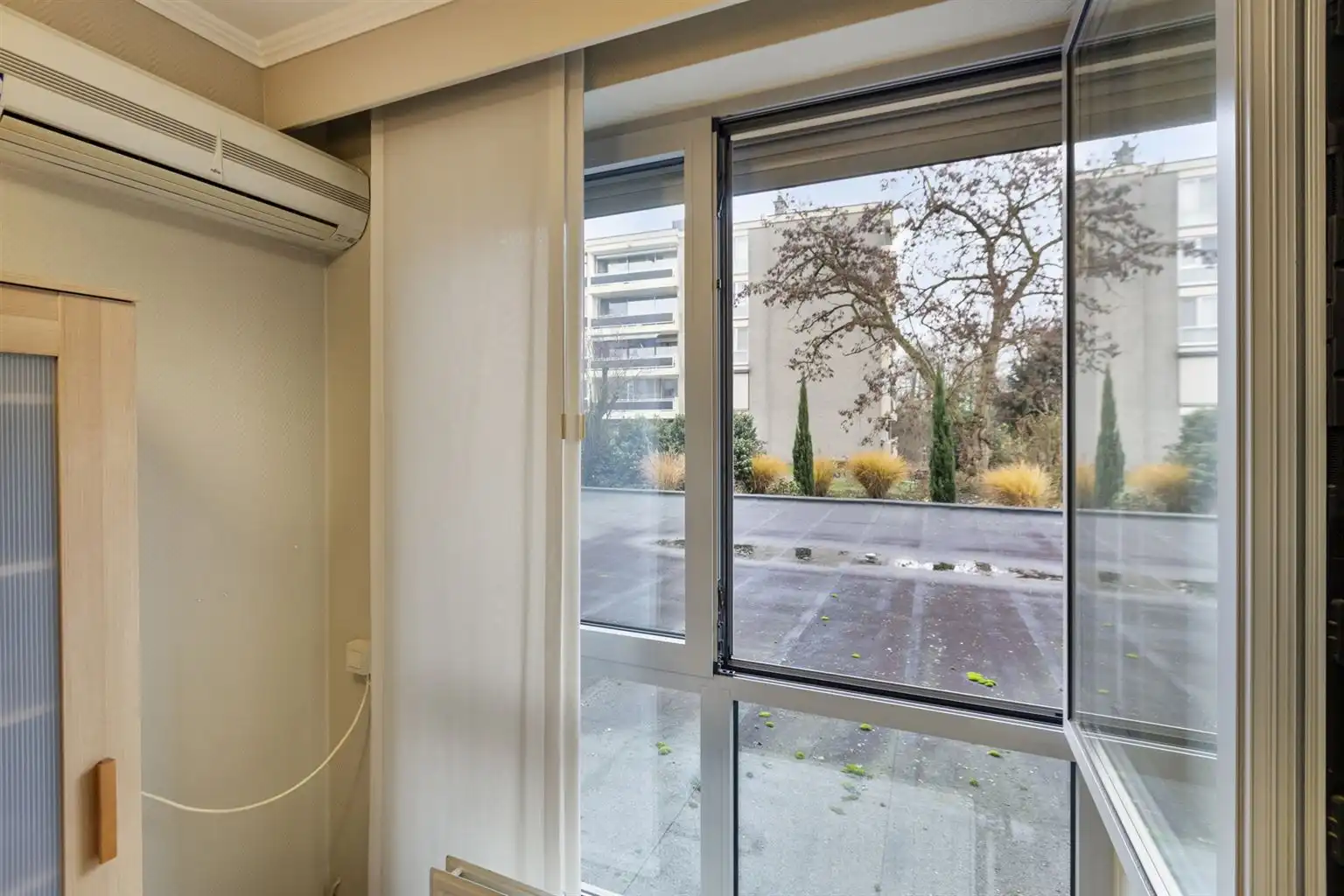 Ruim gelijkvloers 2-slaapkamer appartement met overdekt terras, ondergrondse autostaanplaats en aparte berging, gelegen vlakbij het centrum van Maaseik. foto 15