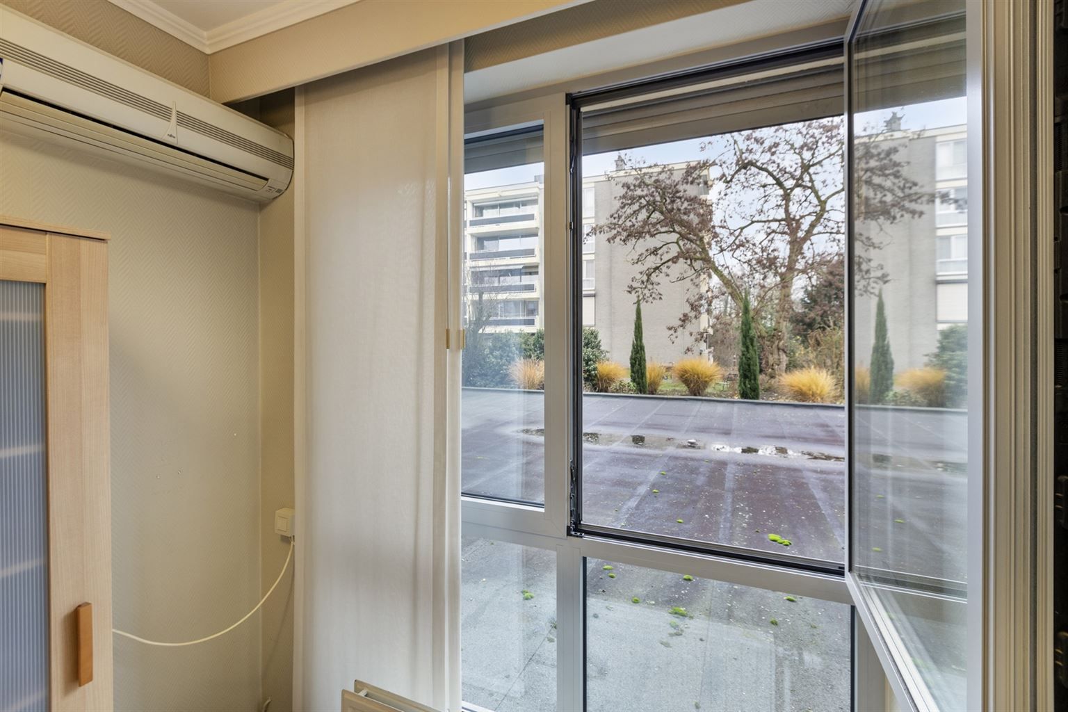 Ruim gelijkvloers 2-slaapkamer appartement met overdekt terras, ondergrondse autostaanplaats en aparte berging, gelegen vlakbij het centrum van Maaseik. foto 15