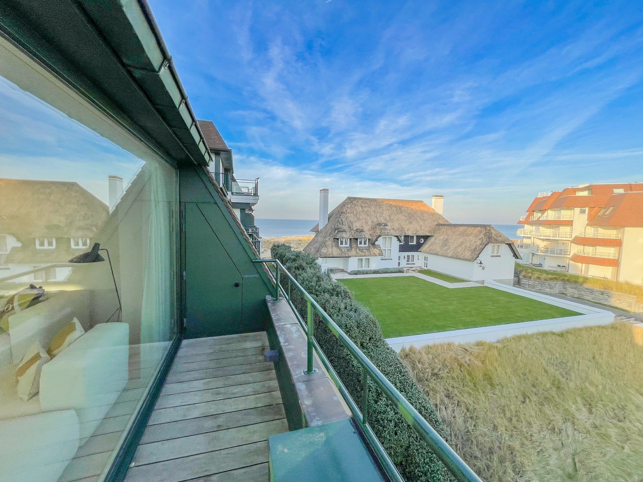 Uniek gelegen hoekappartement met ruime terrassen gelegen op de Wandeldijk in het Zoute. foto {{pictureIndex}}