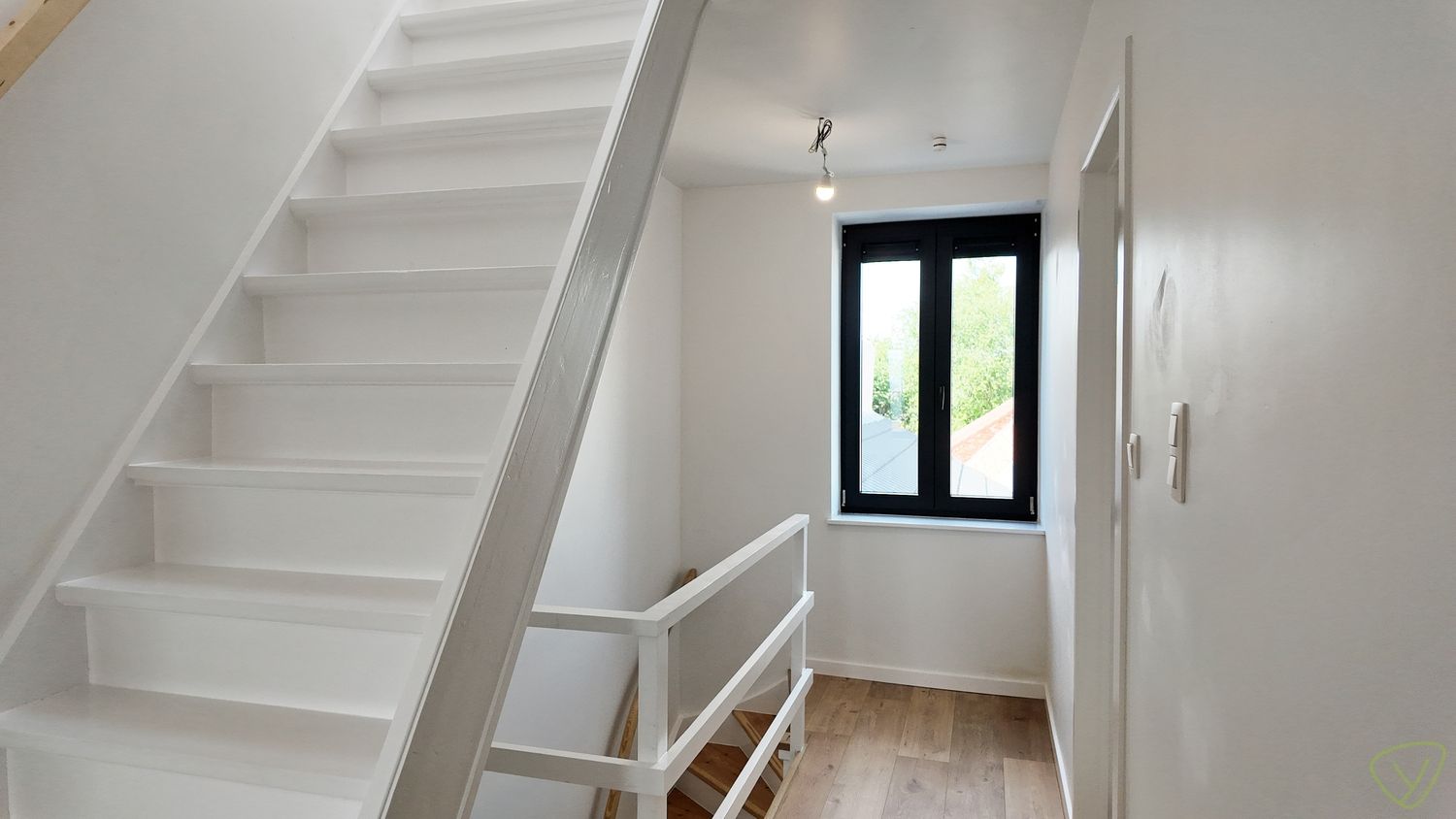Kwaliteitsvol gerenoveerde en zeer energiezuinige woning vlakbij Veldekensbrug! foto 12