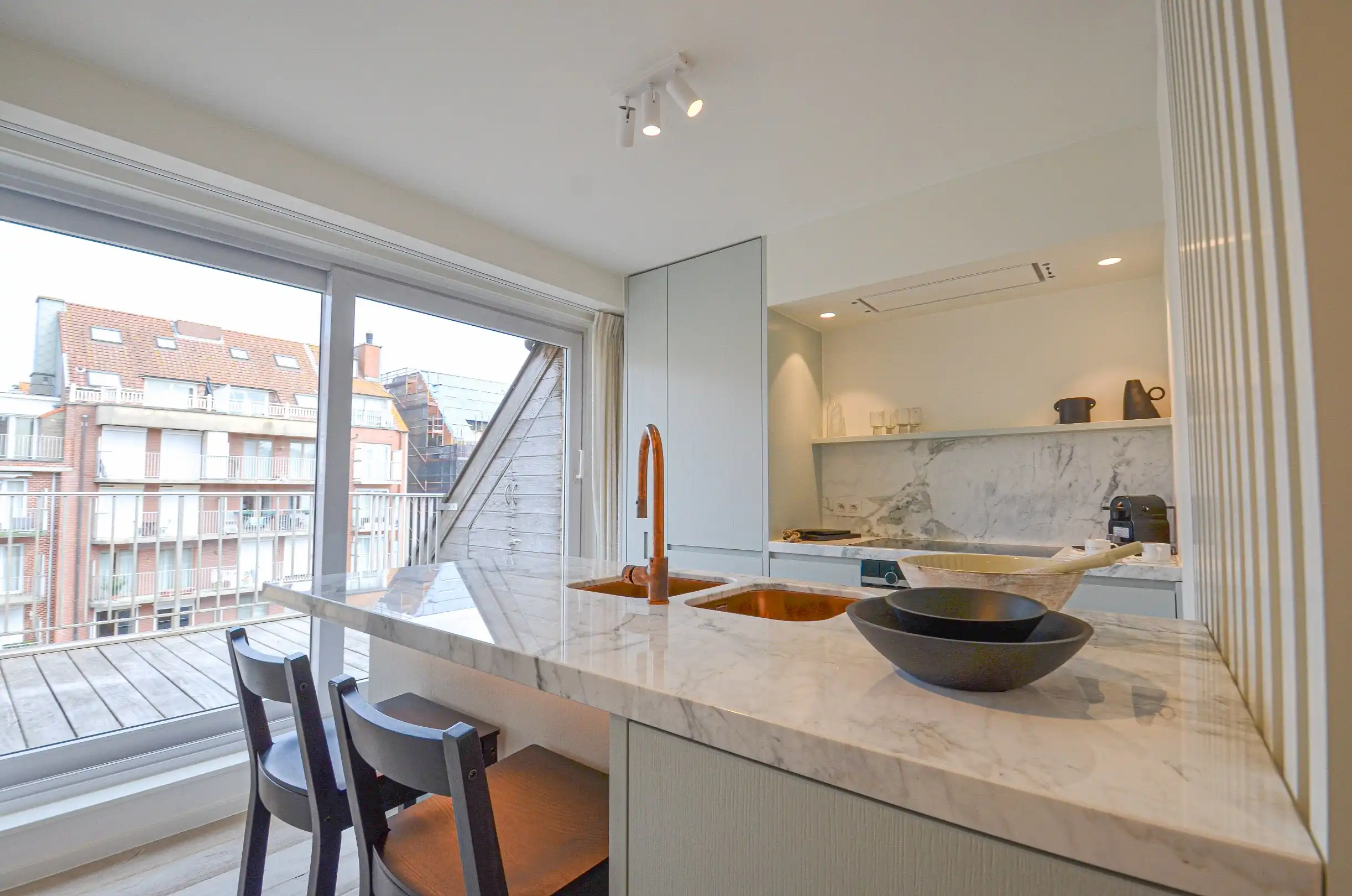 Volledig gerenoveerd appartement met twee ruime terrassen. foto 9