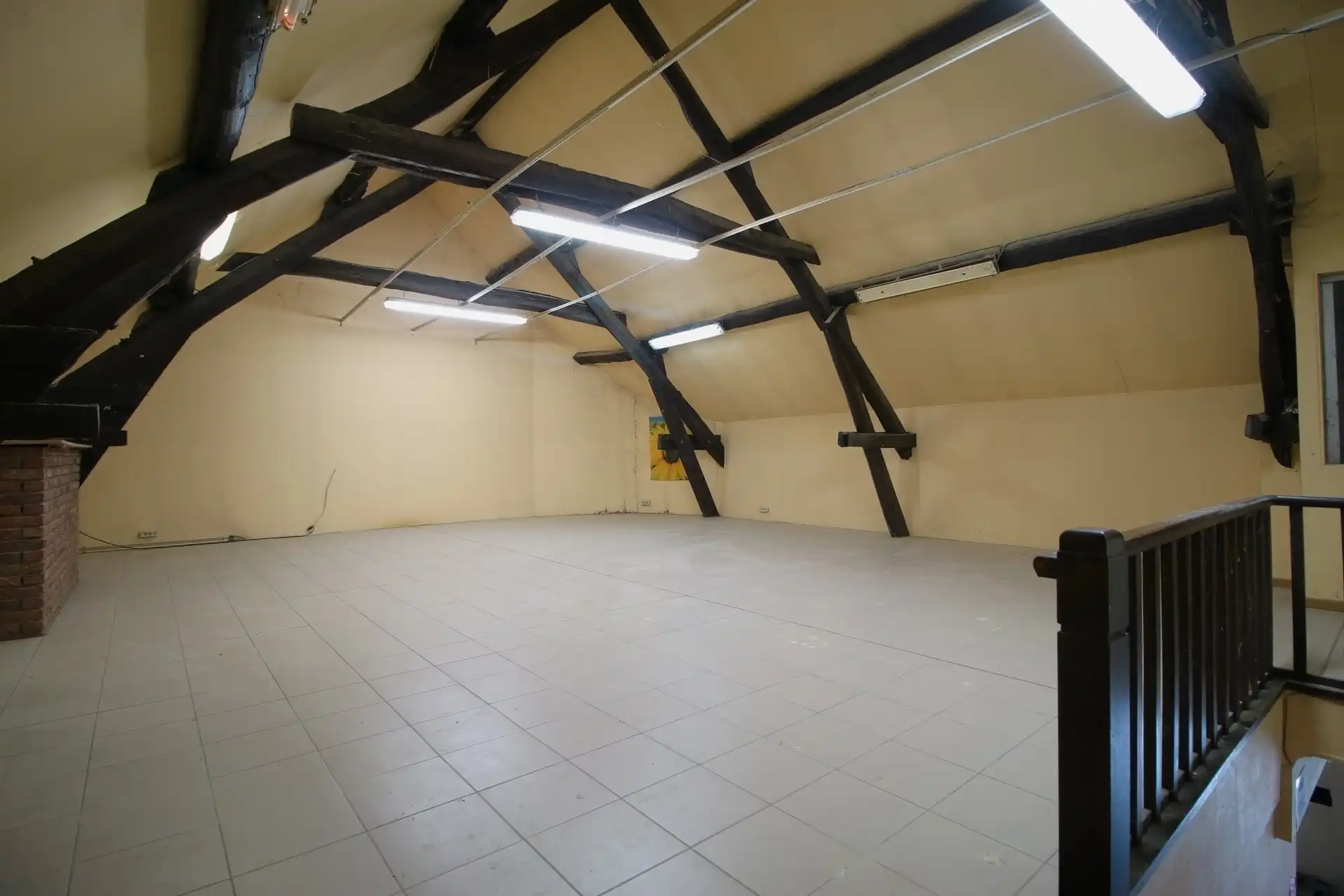 Ruim te renoveren handelspand met woning foto 13