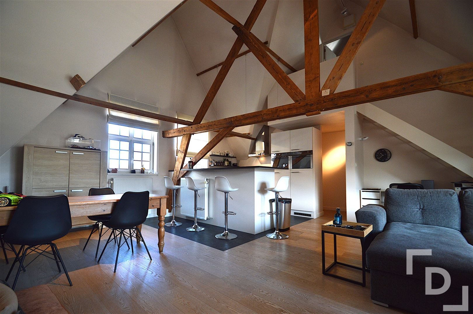 Ruim duplex appartement met garage te huur op toplocatie in Ieper foto {{pictureIndex}}