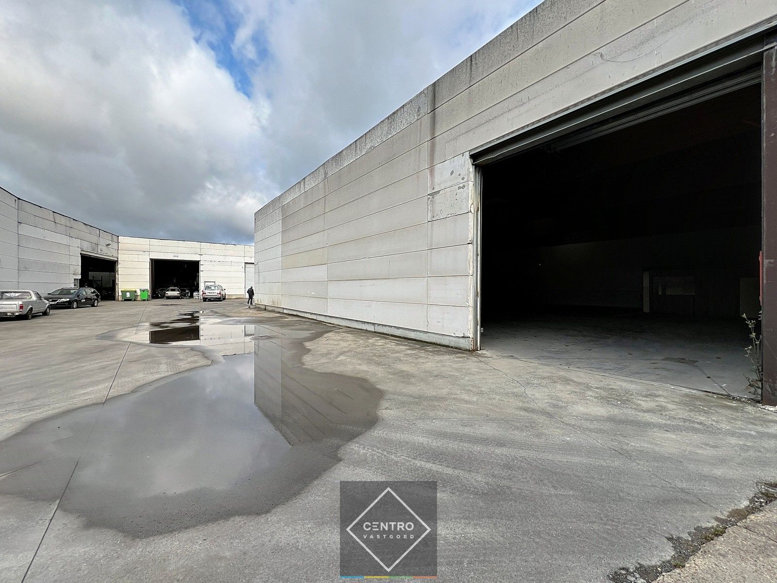 Instapklaar magazijn (600 m2) met mezzanine en geïntegreerd kantoor langs de N8 te Elverdinge (Ieper). Ambachten toegestaan ! foto 9