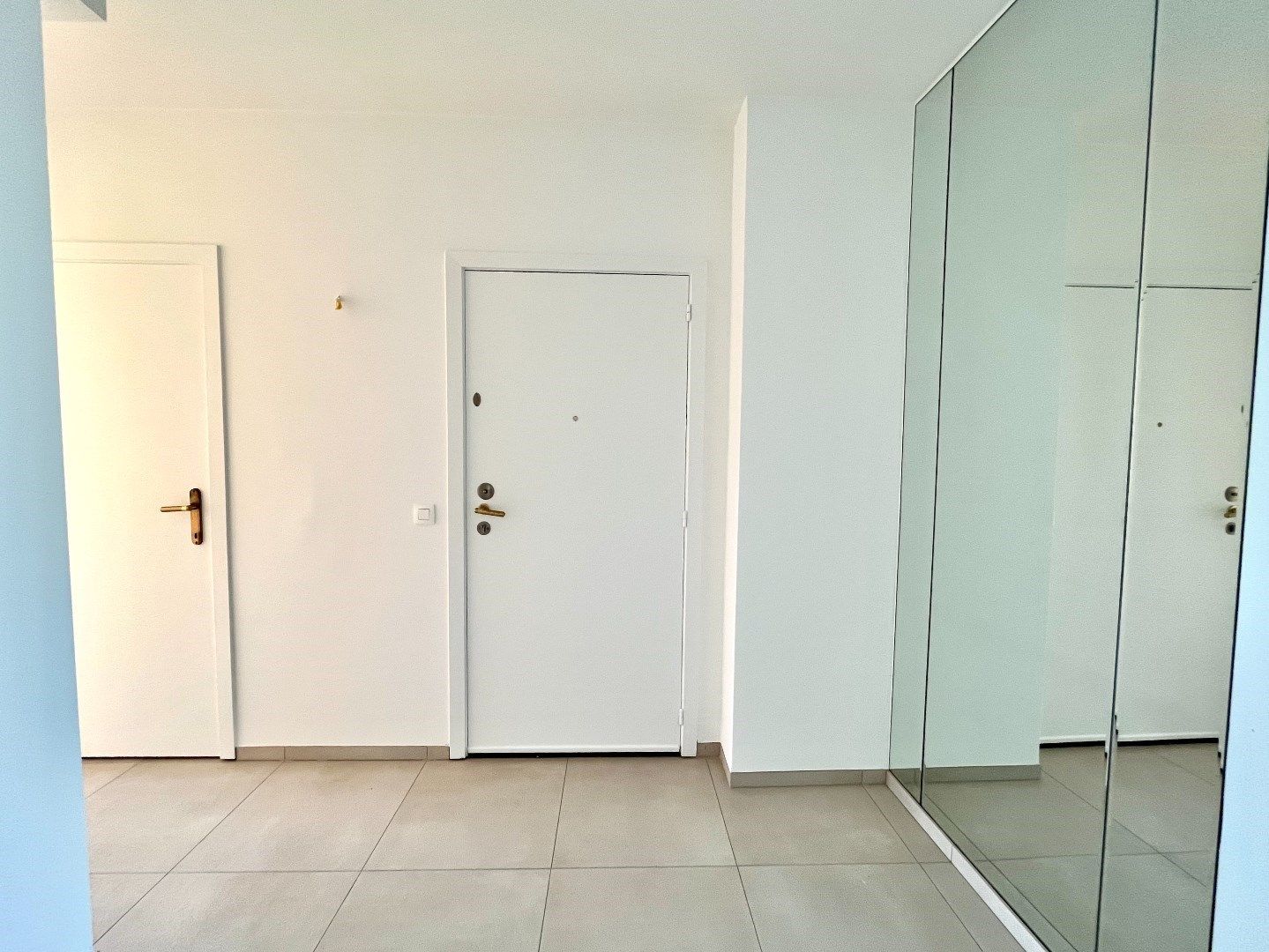 Ruim en gerenoveerd appartement met twee slaapkamers foto 6