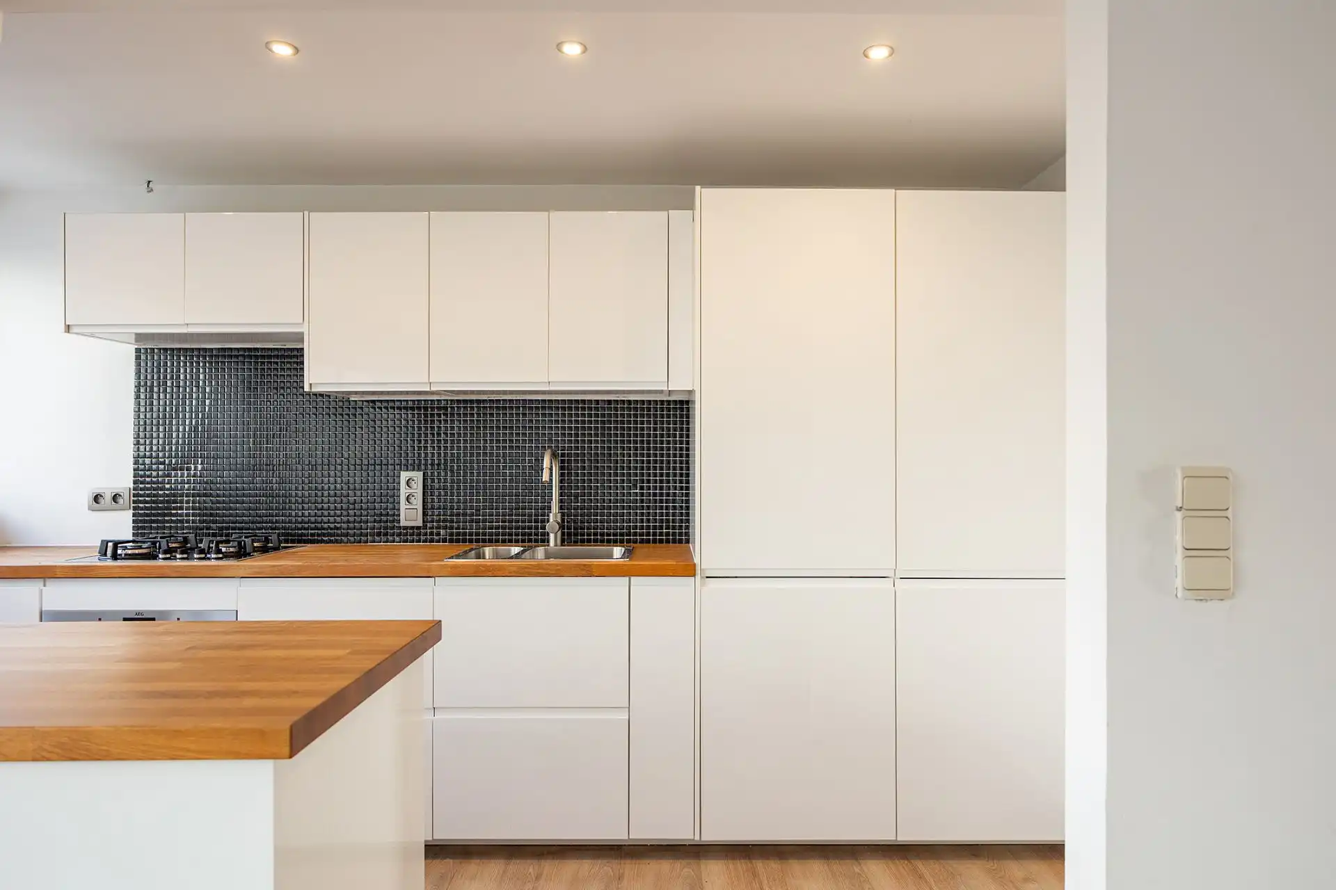 Instapklaar, lichtrijk appartement met terras en staanplaats foto 3