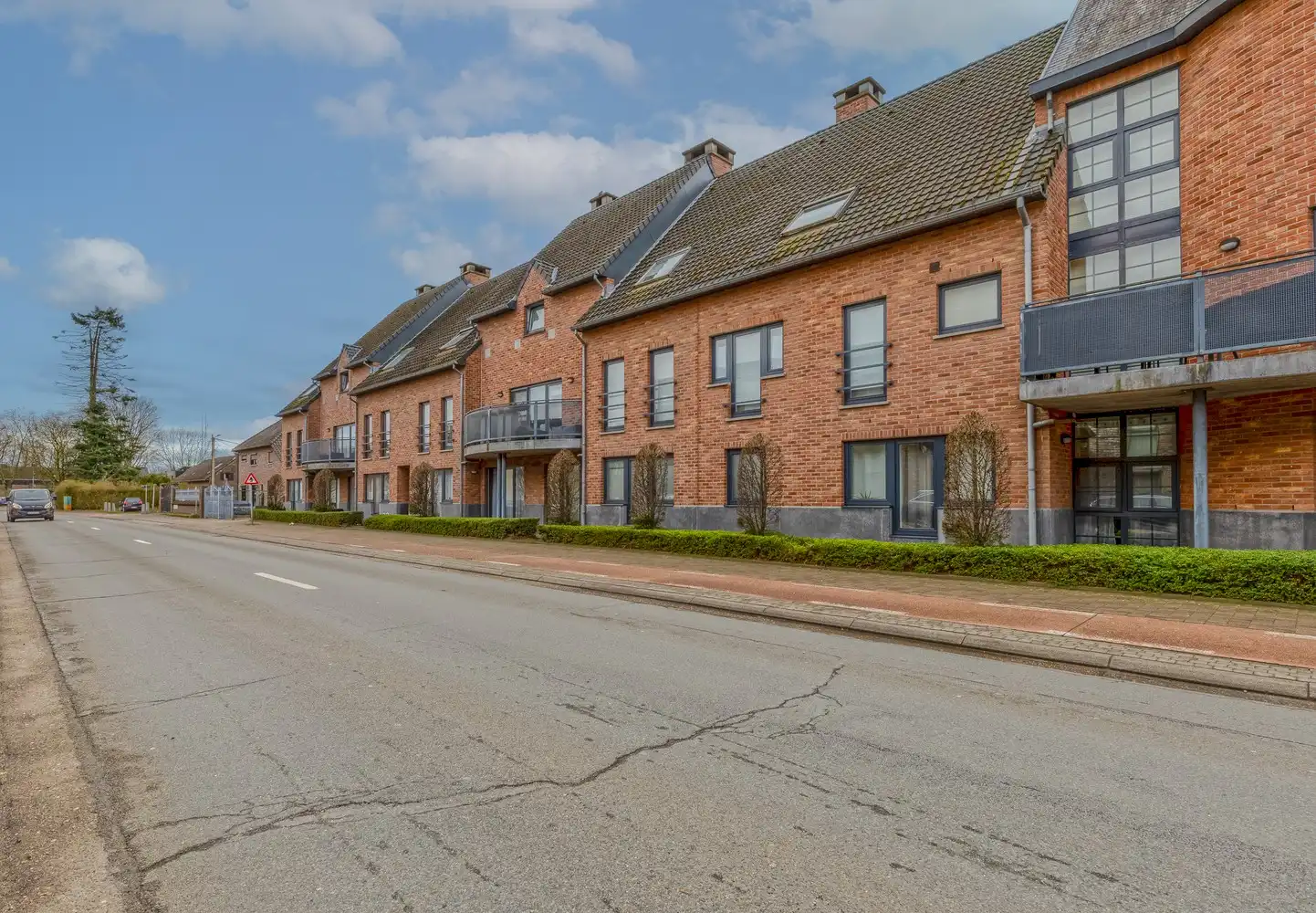 Appartement met drie slaapkamers, momenteel ingericht als dokterspraktijk in Maasmechelen. foto 31
