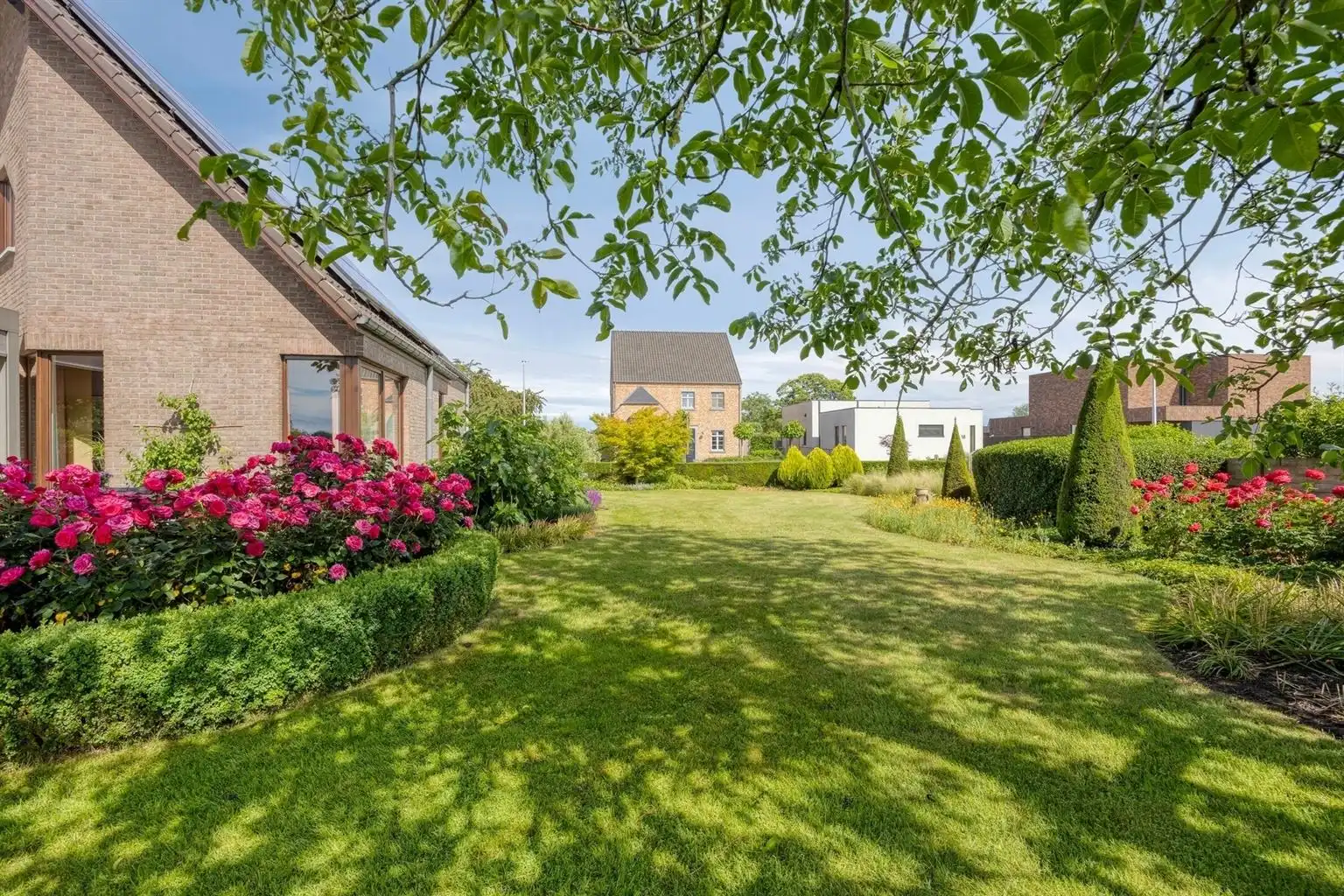 Toffe, vrijstaande split-level woning met 4 slaapkamers, inpandige garage, prachtig aangelegde tuin en zonnepanelen, rustig gelegen in het landelijke Ophoven.  foto 39
