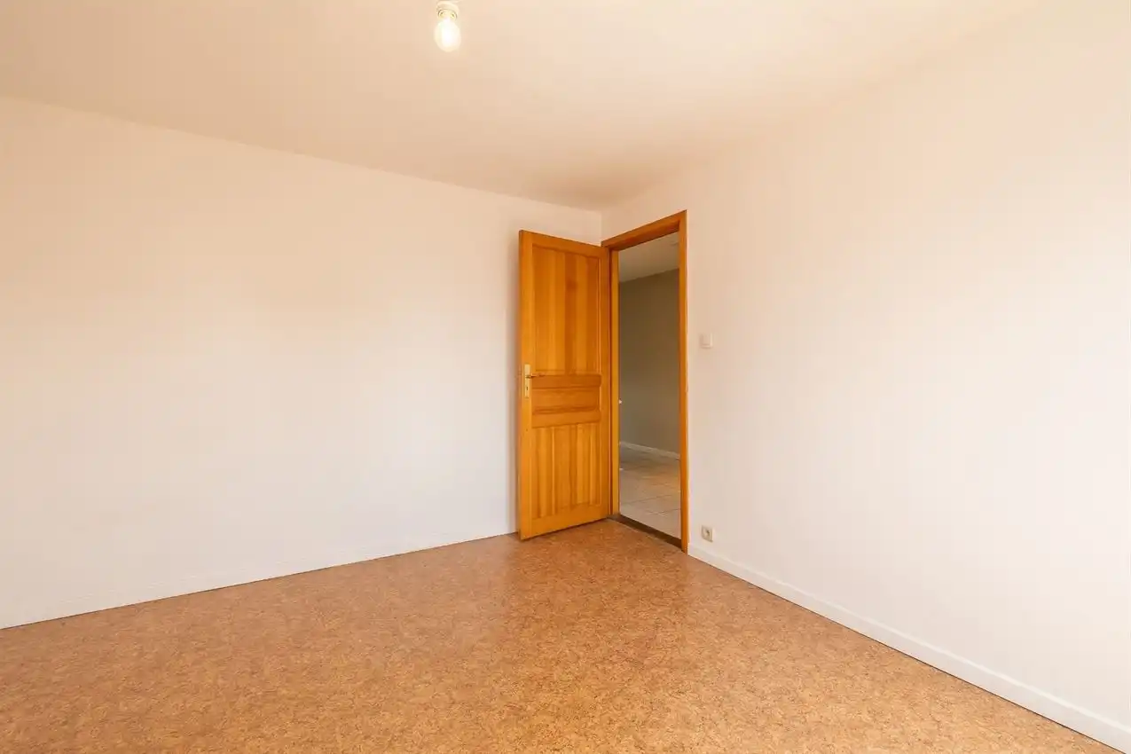 Vier slaapkamers. Twee staanplaatsen. En achteraan een verrassende buitenplek met zuiderse patio-sfeer foto 28