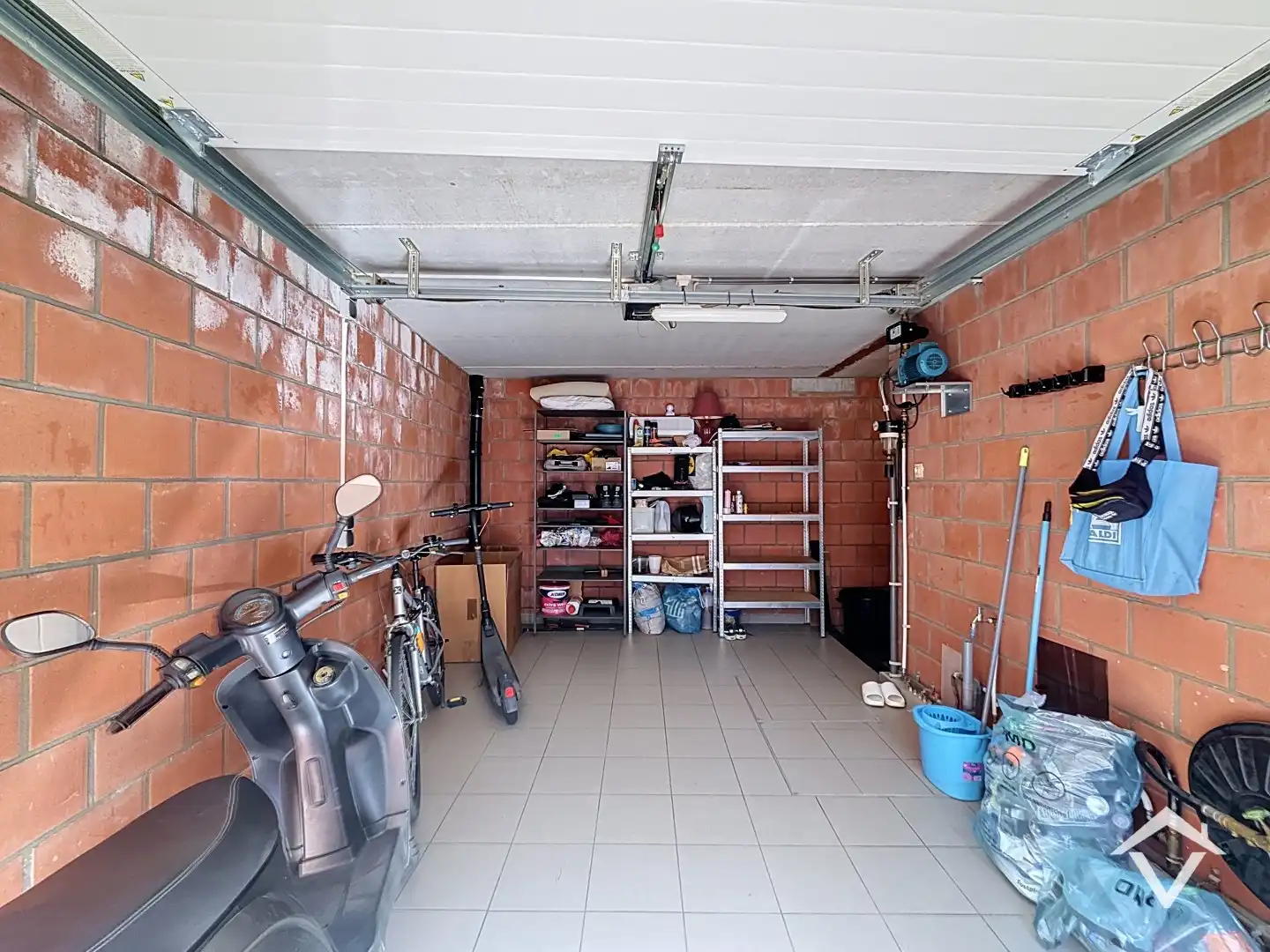 Bel-étagewoning met 2 slaapkamers, zonnig dakterras en ruime garage te centrum Roeselare foto 10