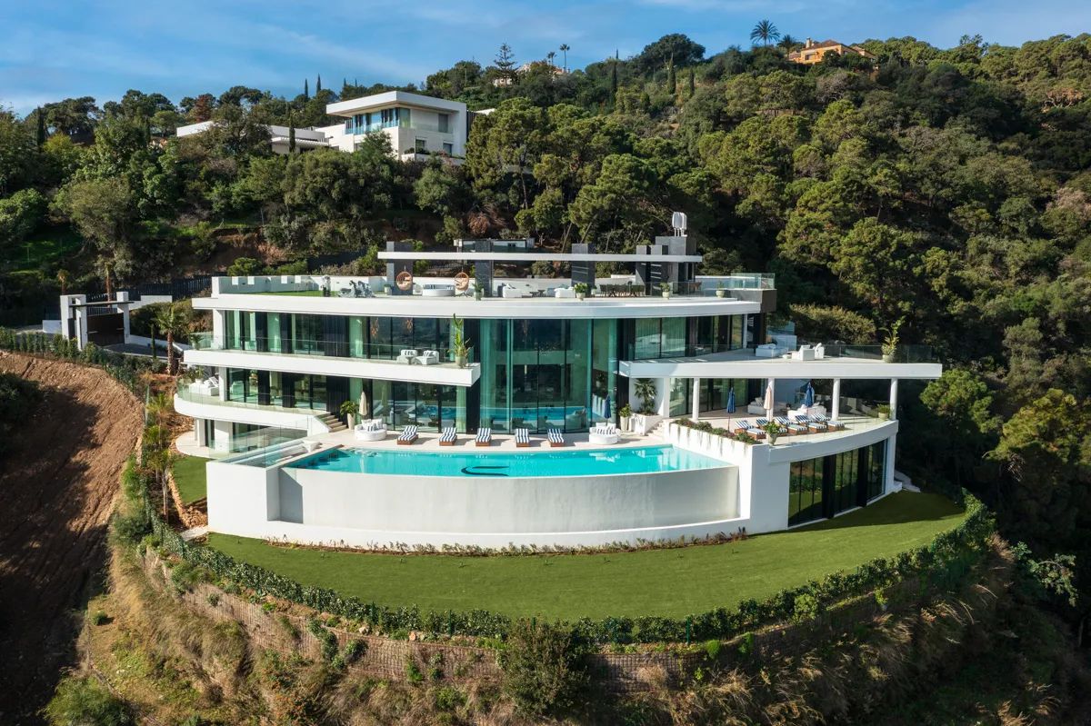 Ultieme luxe in La Zagaleta – adembenemende villa met panoramisch zeezicht foto {{pictureIndex}}