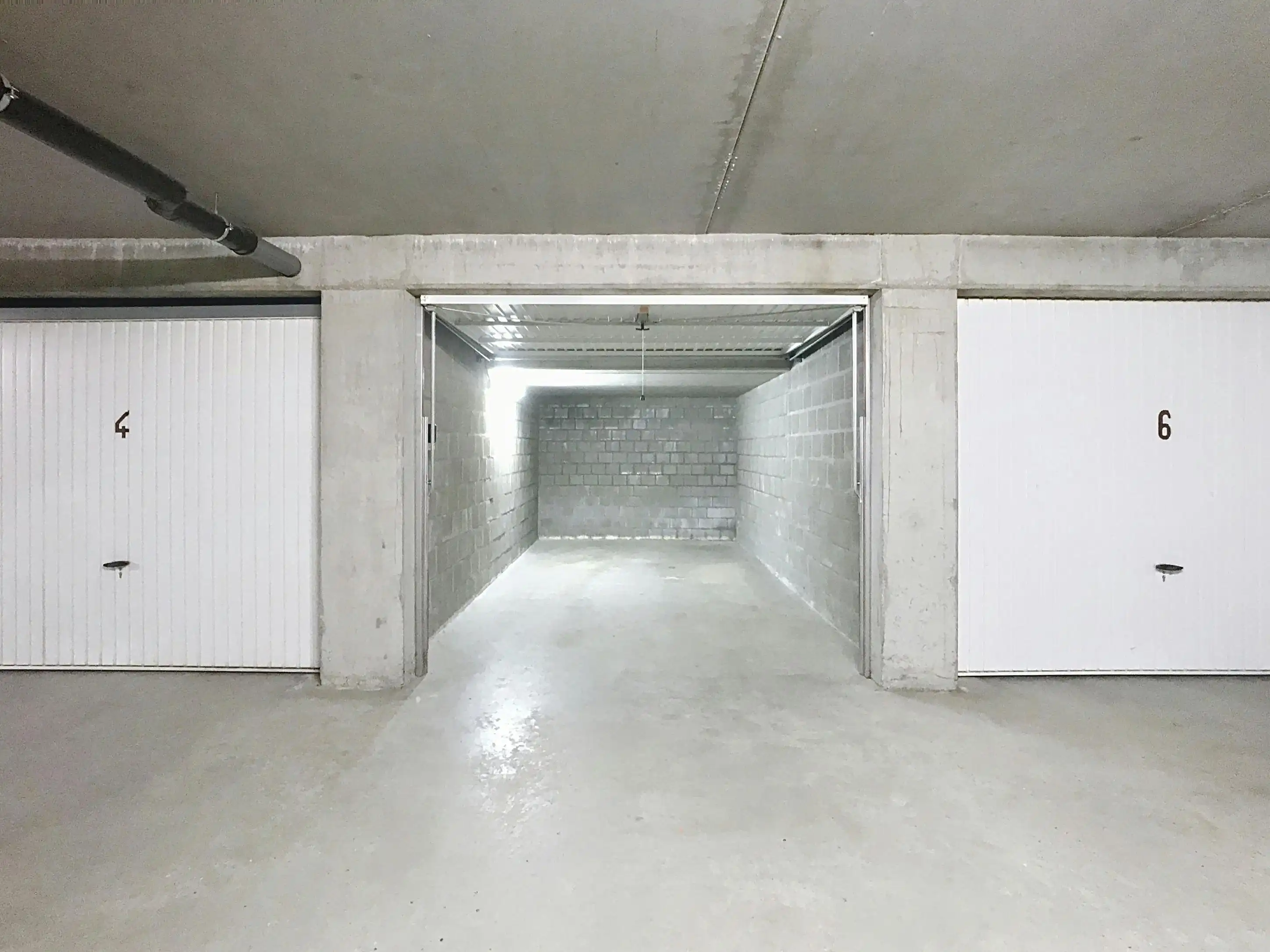 Goedgelegen garagebox te koop te Duinenweg in Middelkerke! foto {{pictureIndex}}