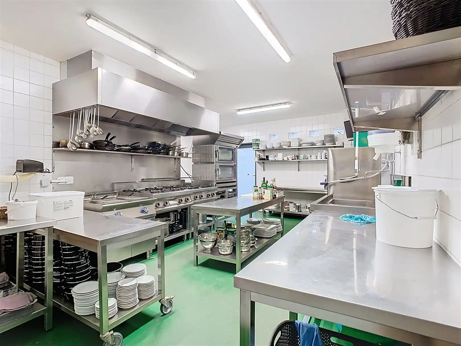 Gebouw met ruim 4 slaapkamer appartement en gelijkvloerse handelszaak foto 8