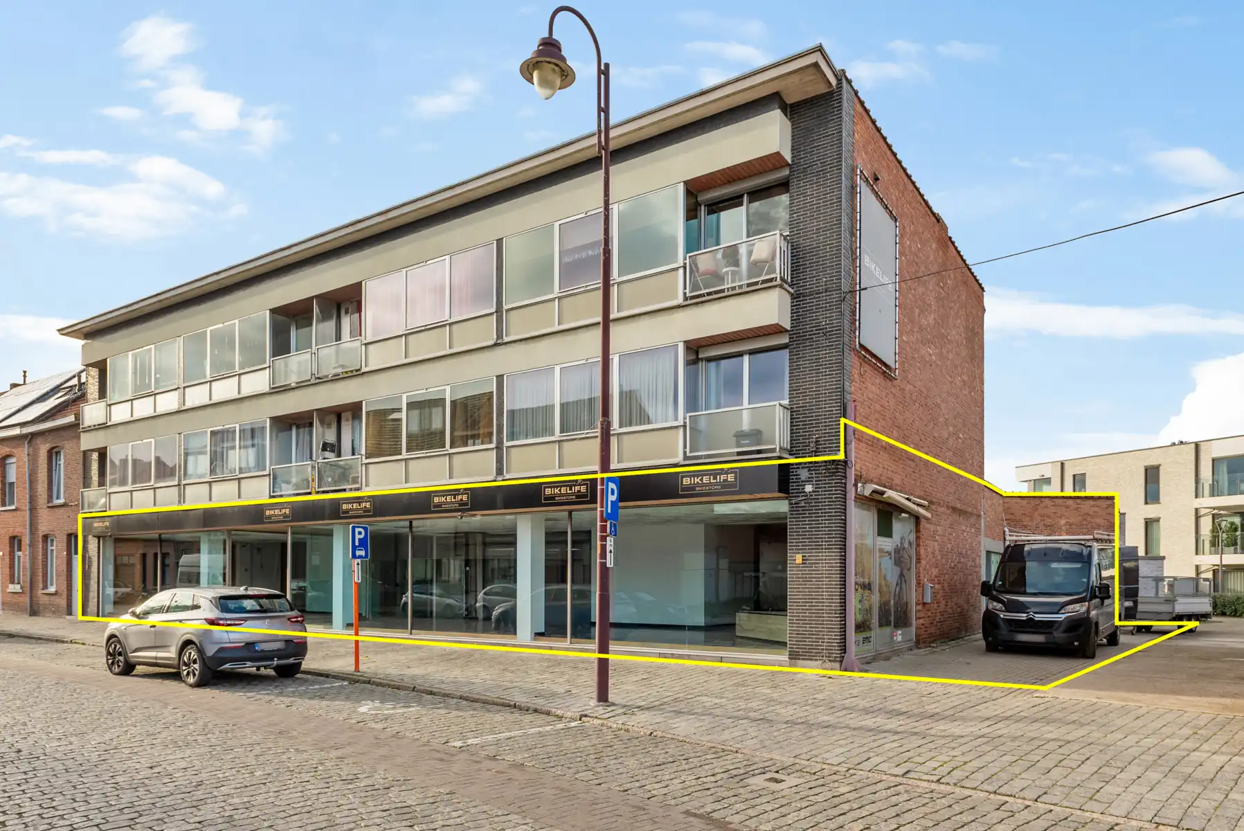 Veelzijdig commercieel pand met woongedeelte foto {{pictureIndex}}