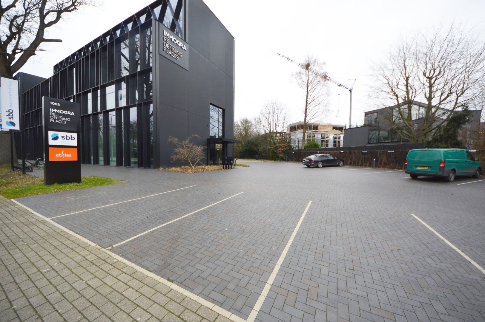 HANDELSGELIJKVLOERS 1.000 M2 KORTRIJKSESTEENWEG MET MEGA PARKING foto 9