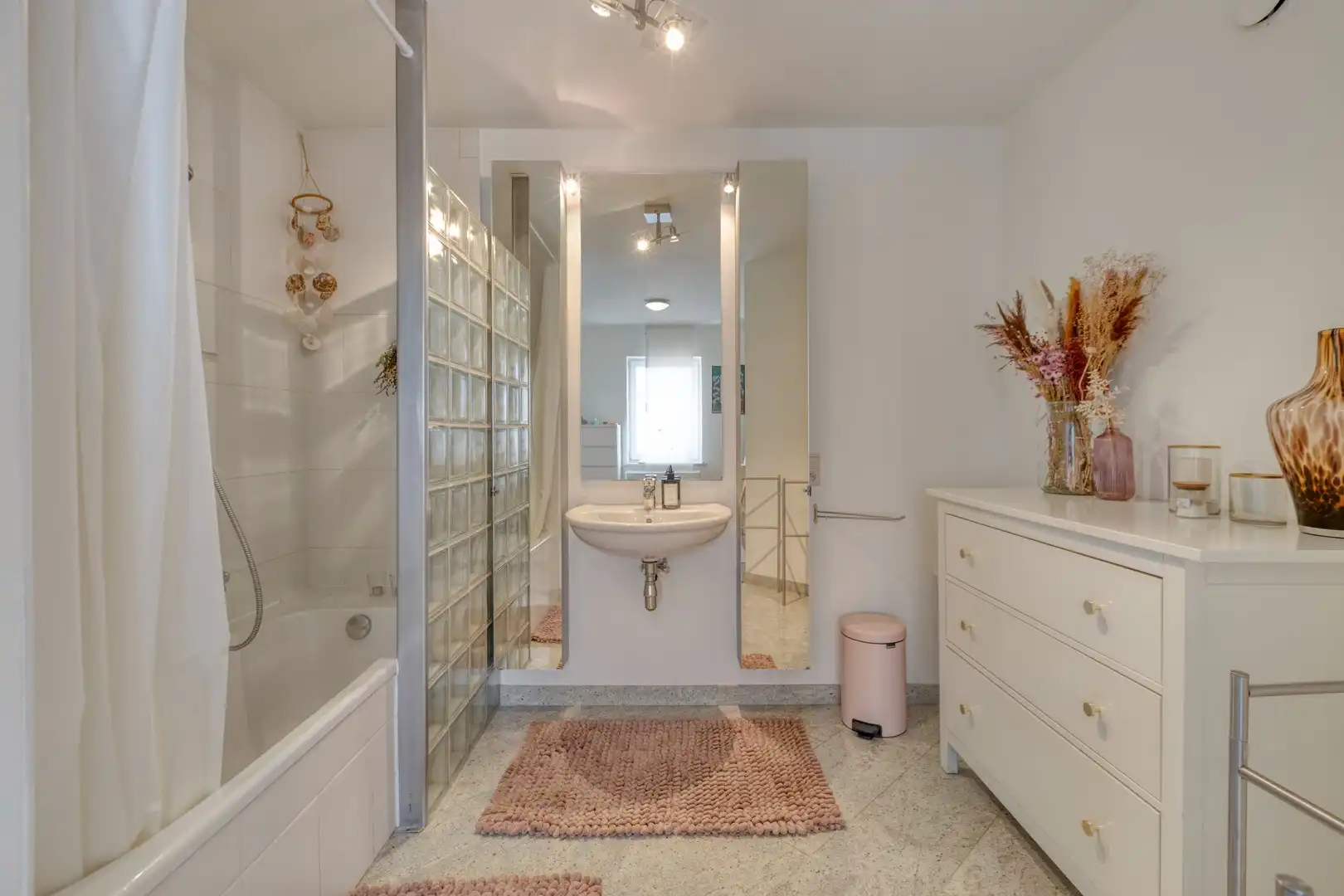 Karaktervol en instapklaar appartement met 2 slaapkamers, terras én garage in het centrum van Zutendaal. foto 27