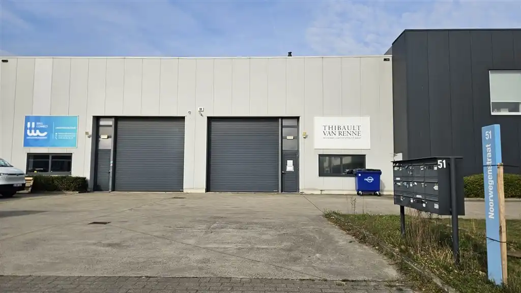 Drie afgewerkte KMO-bedrijfsgebouwen foto 3
