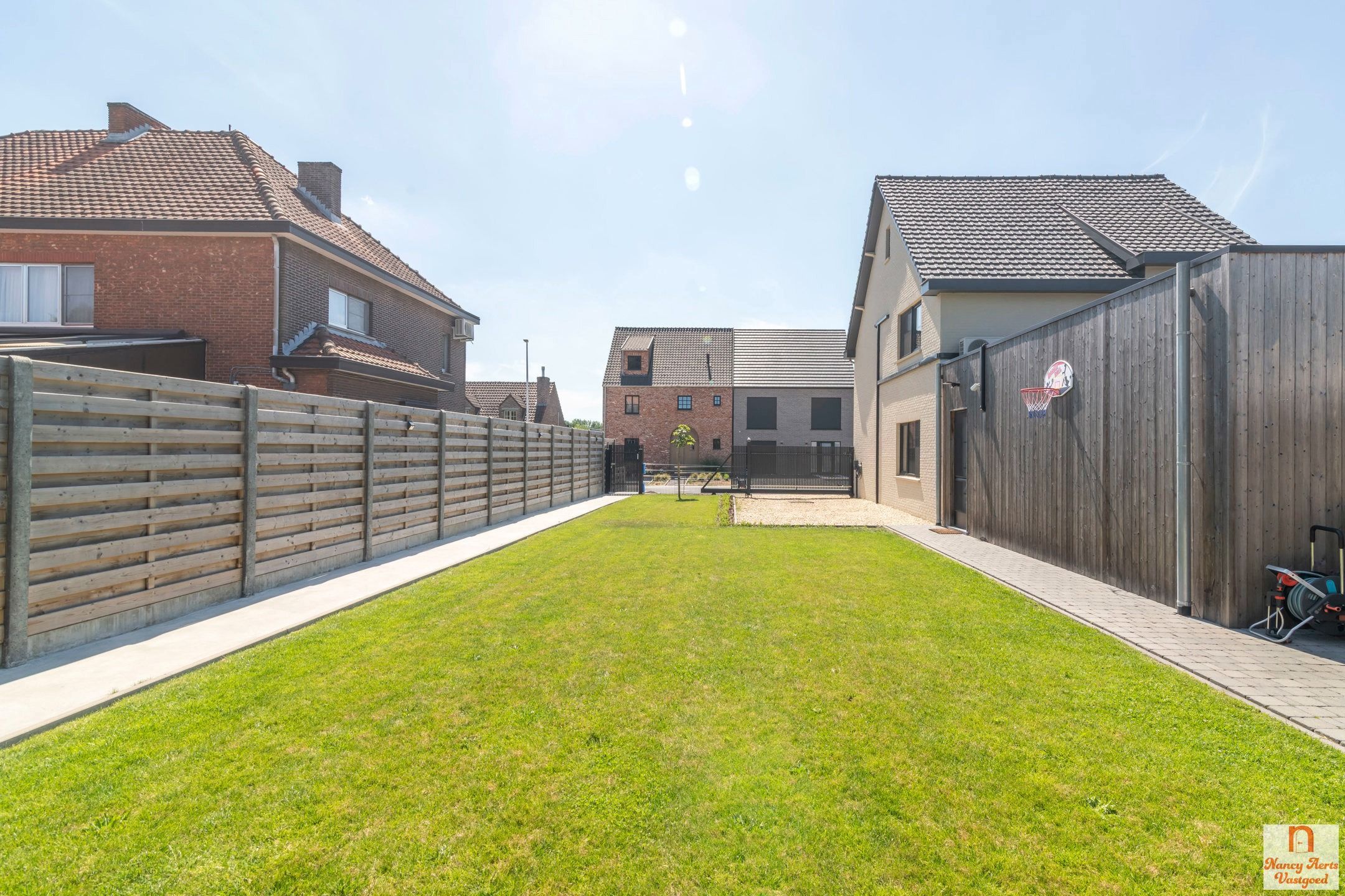 Volledig gerenoveerde woning met bijbouw en grote tuin foto 7