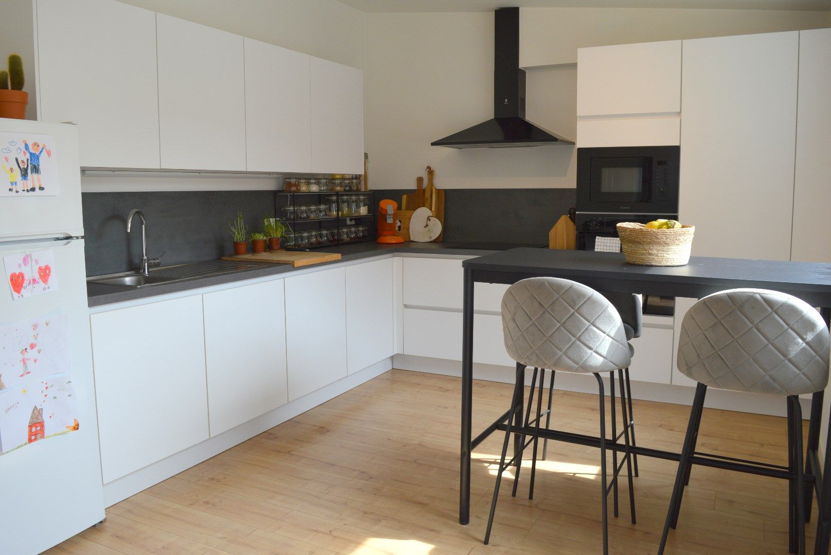 Mooie rijwoning met zonnige tuin op het zuidoosten in Heule met 3 slaapkamers foto 5
