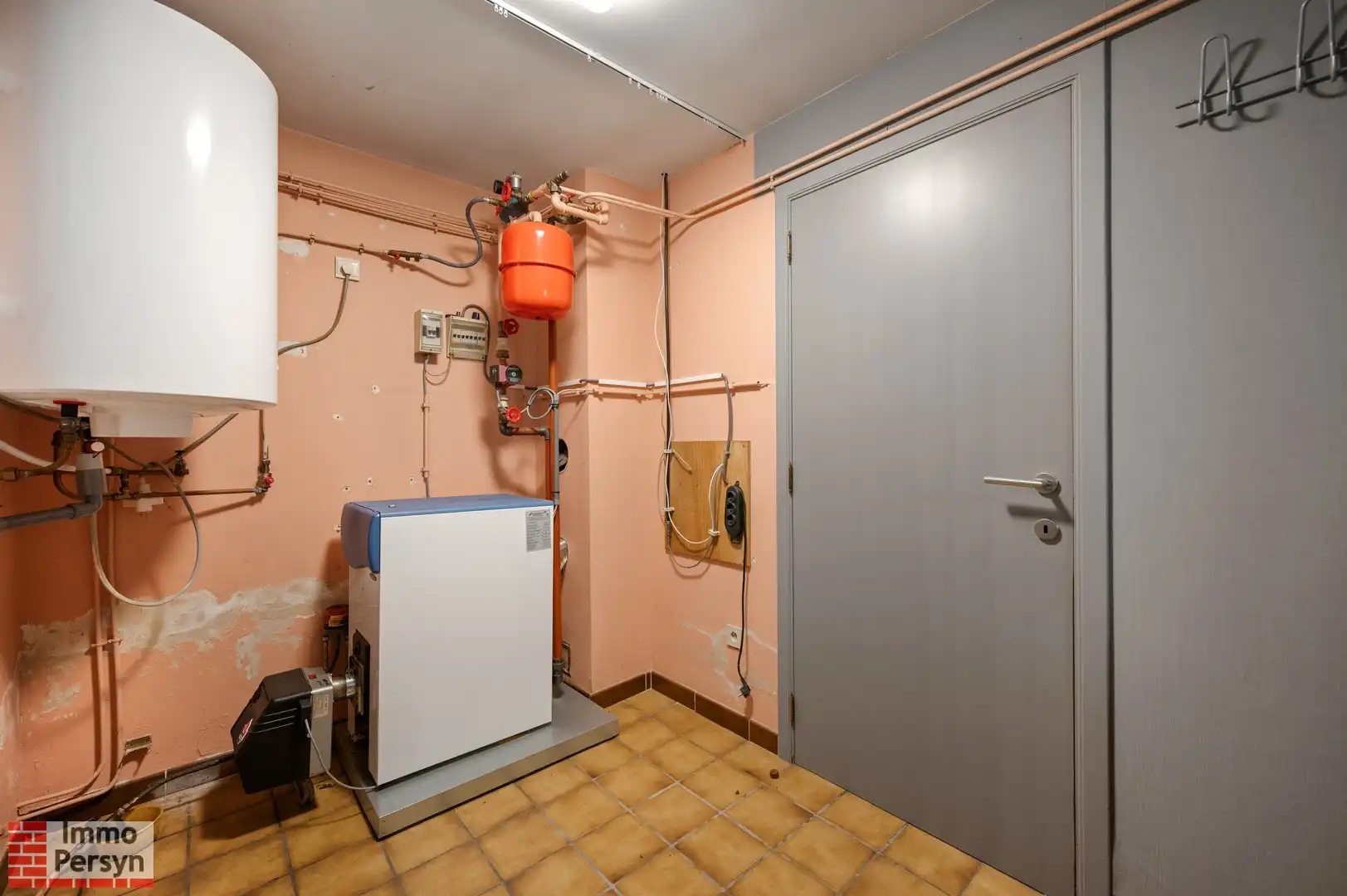 Vrijstaande bungalow met bijgebouw op een riant perceel foto 35