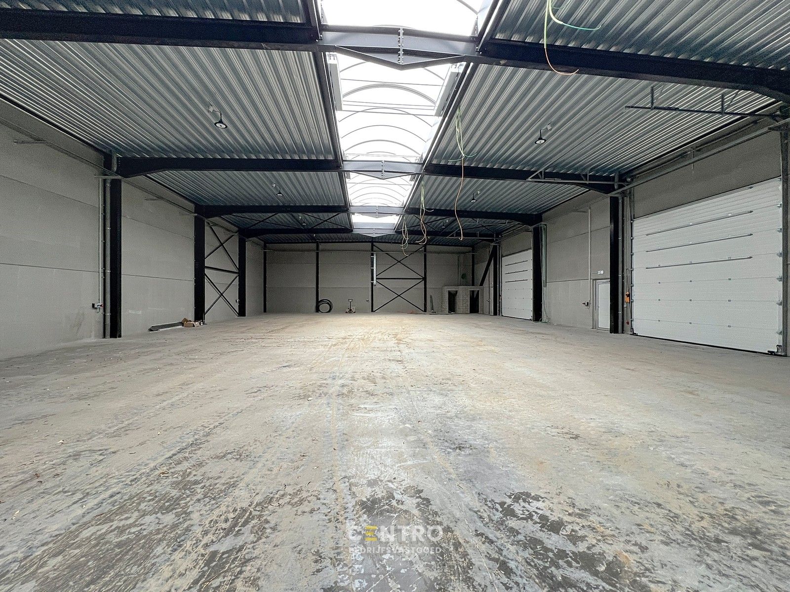 Instapklaar geïsoleerd nieuwbouw MAGAZIJN (± 960m²), vrije hoogte 7m, met 4 sectionale poorten. Op ambachtelijke zone te Oostrozebeke. foto 8