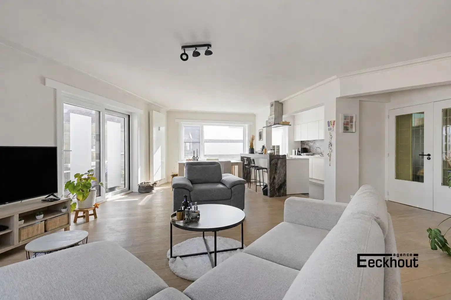 Instapklaar appartement met terras en 2 slaapkamers op gunstige ligging. foto {{pictureIndex}}
