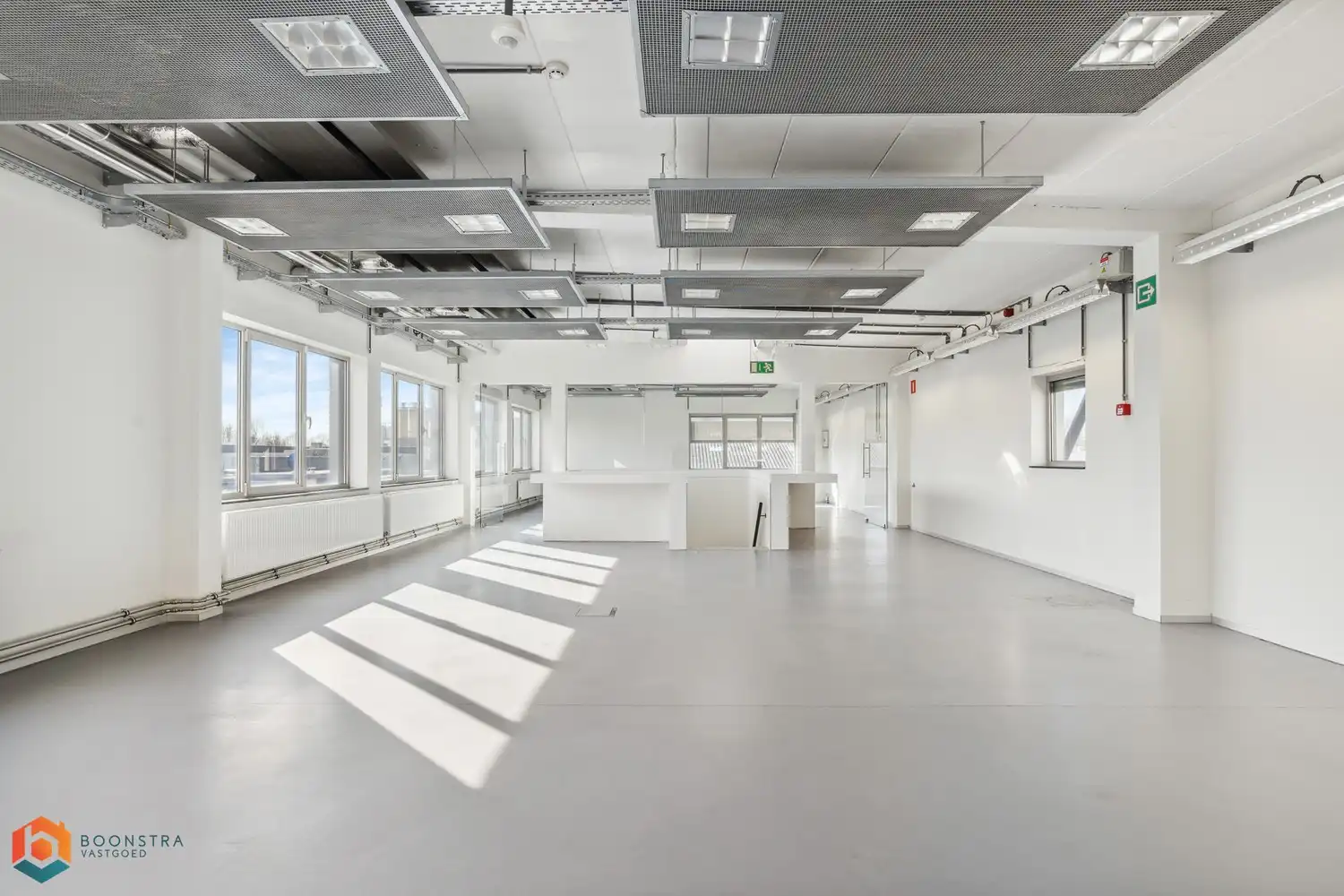 Veelzijdig kantoorgebouw met ruime parking op 2433 m² foto 22