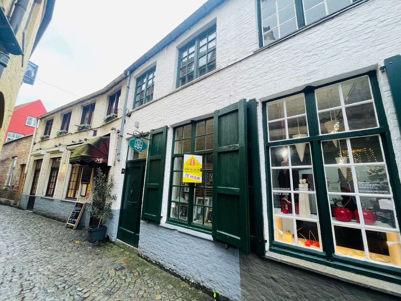 Historisch Hartje Brugge , vlakbij Het Walplein, Het Begijnhof, de Katelijnestraat , CHARMANT PITTORESK HANDELSPAND van  44 m² op gelijkvloers met stadspatio, 1é Verd 30 m² + mezzanine van 10m² foto {{pictureIndex}}