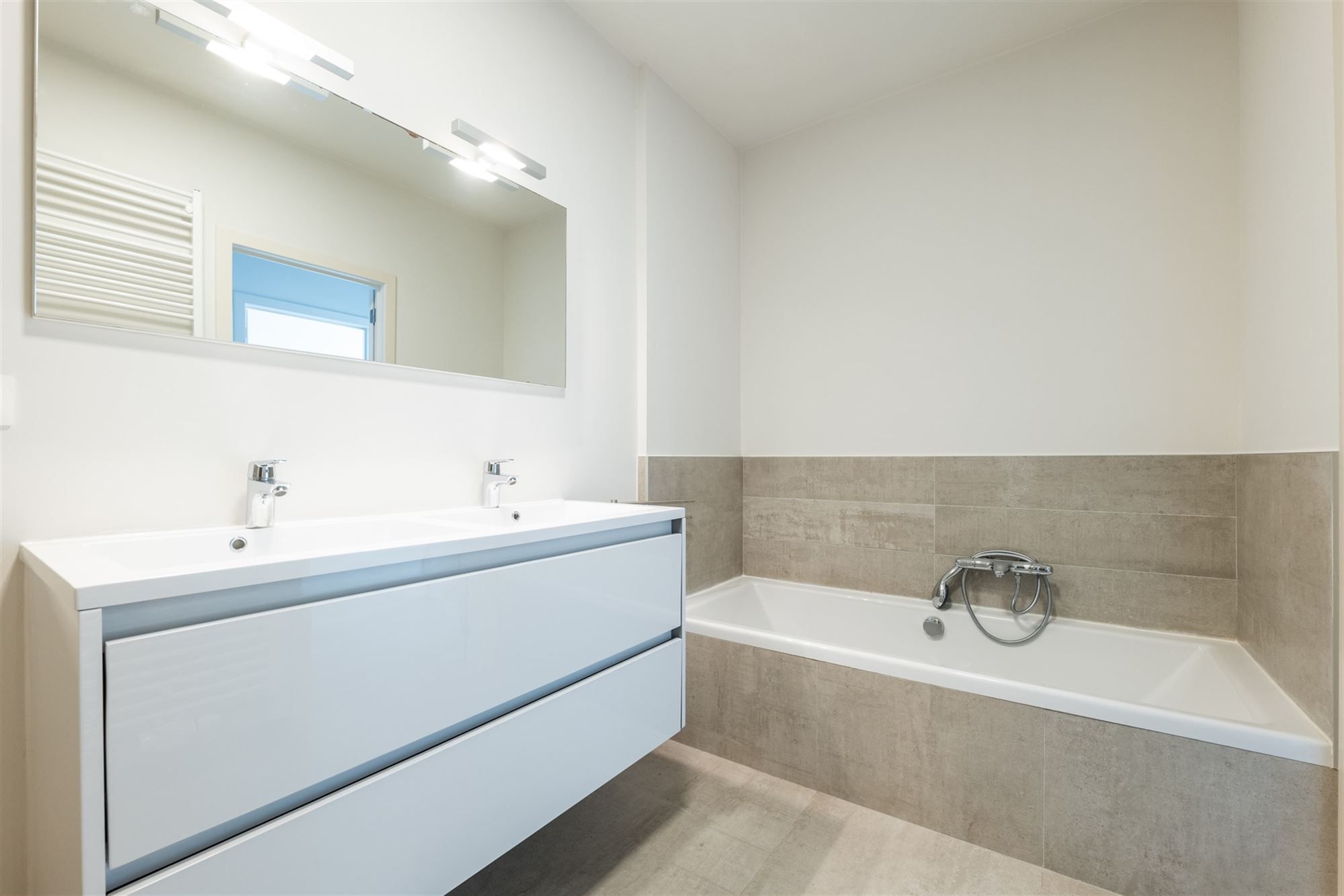 KNAP APPARTEMENT MET 3 SLKS EN STAANPLAATS IN LANDEN  foto 28