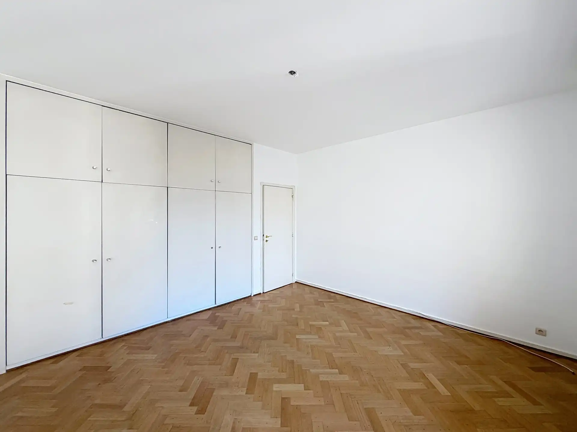 JUSTITIEPALEIS – Mooi 2-slaapkamerappartement met parking! foto 10