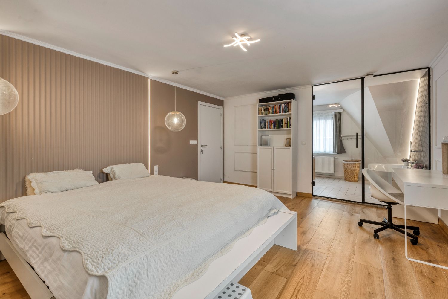 Karaktervolle gerenoveerde statige villa nabij Spuikom te koop foto 22