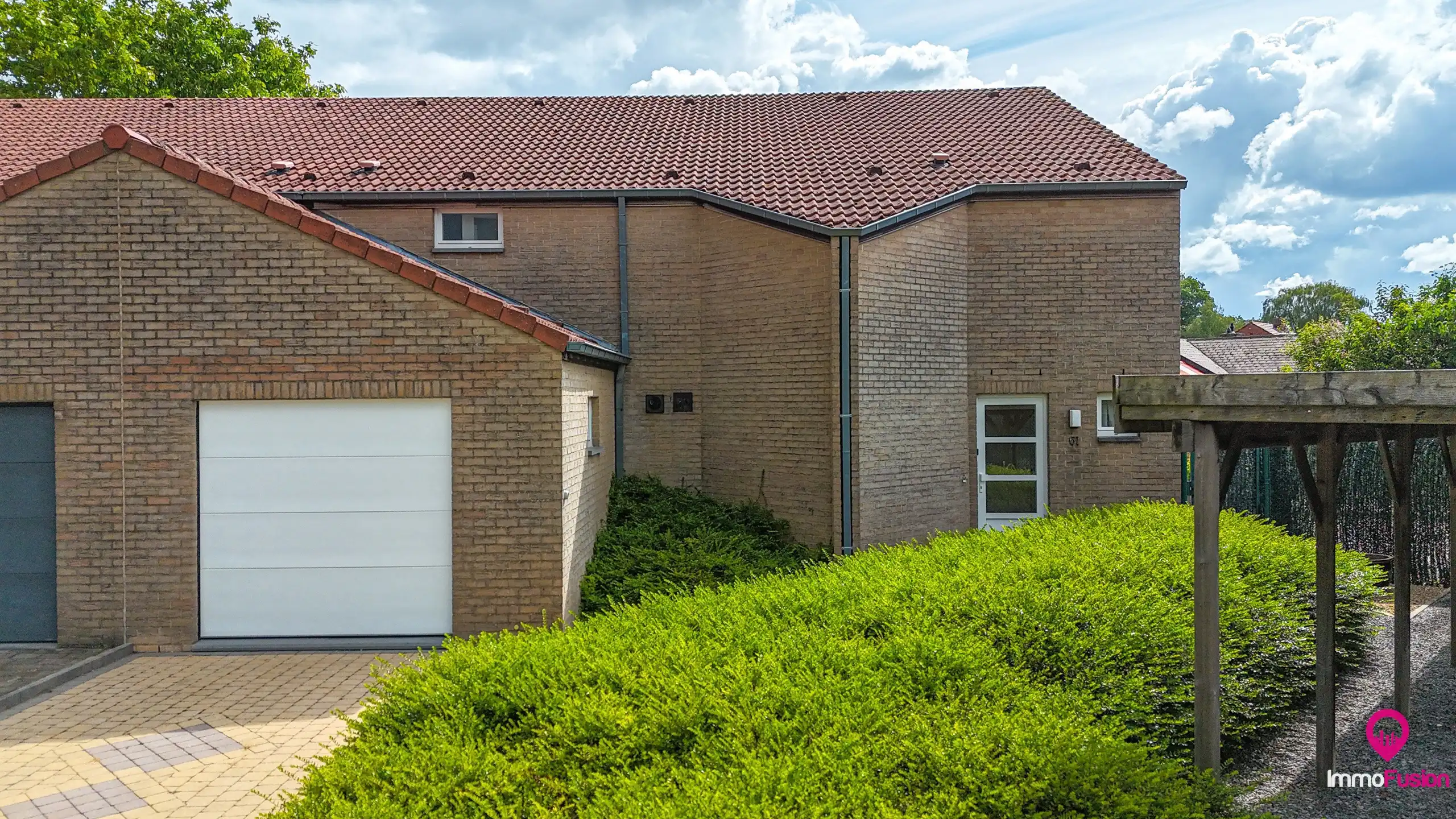 Ruime gezinswoning met 3slpks op toplocatie en EPC B! foto {{pictureIndex}}