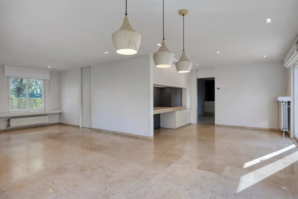 Kloeke villa met 4 slaapkamers en dubbele garage foto 6
