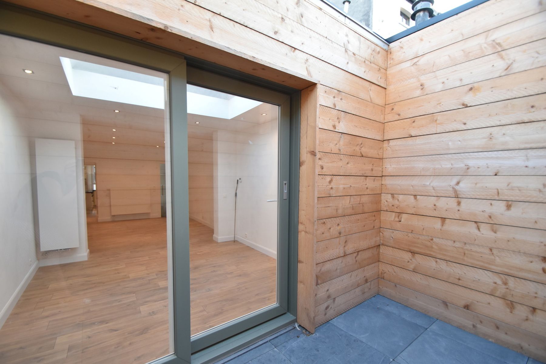 Recente woning met 3 slaapkamers, ruime badkamer en koertje  foto 3