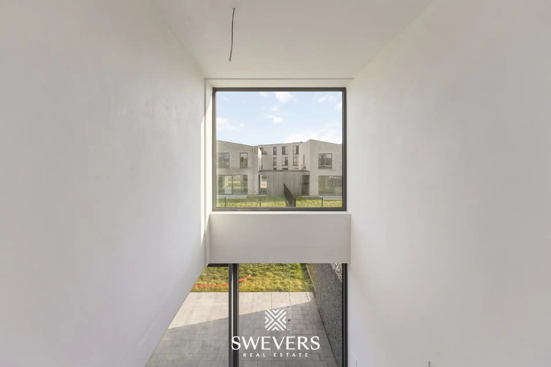 Moderne woning met open leefruimte en tuin foto 15