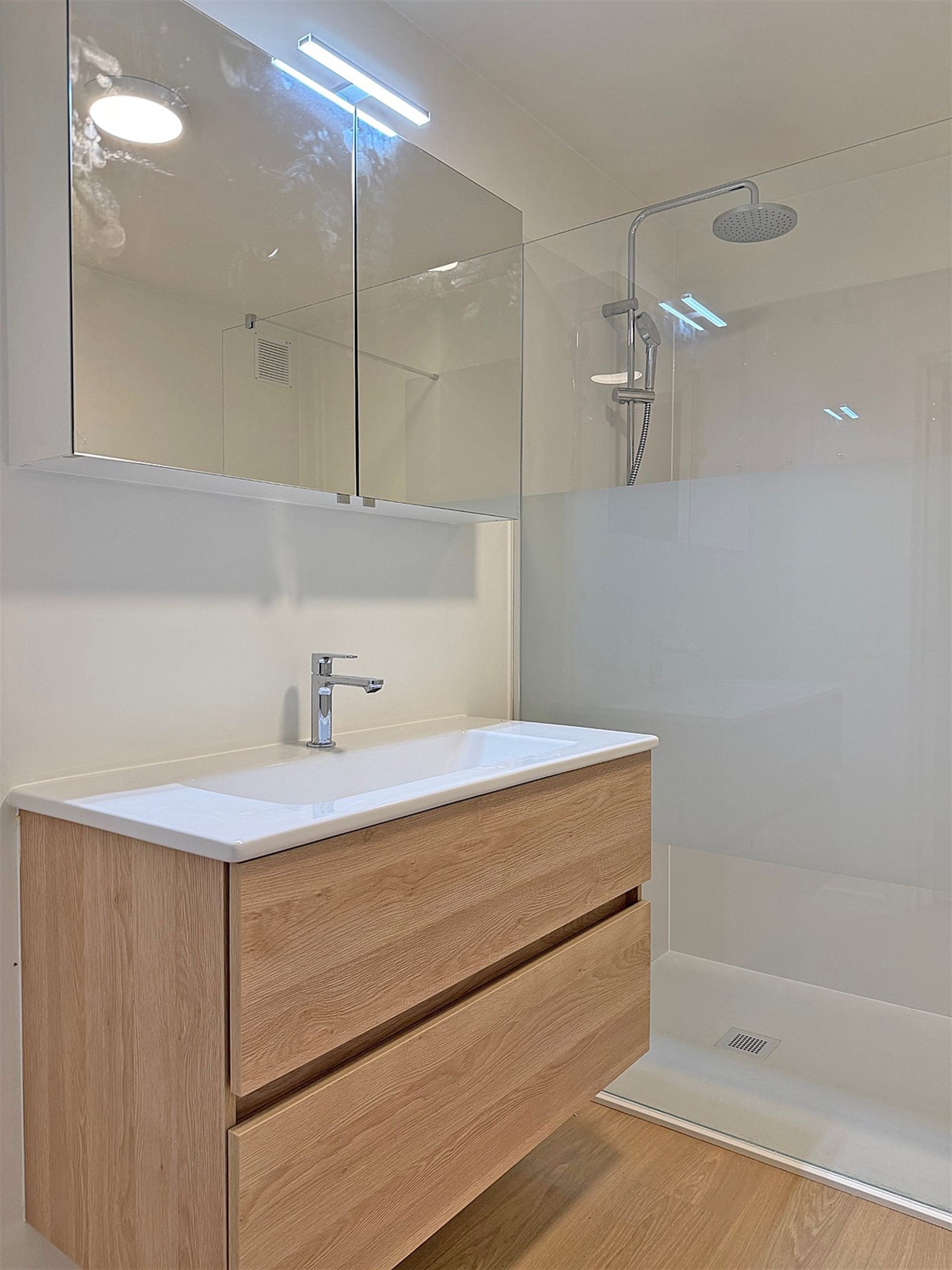 Instapklaar vernieuwd APPARTEMENT (2de verdieping) met 2 slaapkamers  foto 9