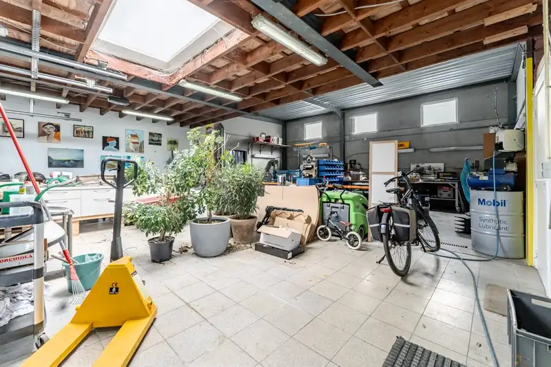 Roeselare-Gits. Opportuniteit aan de Bruggesteenweg gelegen. RUIME LUXE VILLA MET KANTOOR & MAGAZIJN , 4 slaapkamers, uiterst commercieel en zichtbaar. Recent vernieuwd ! foto 23