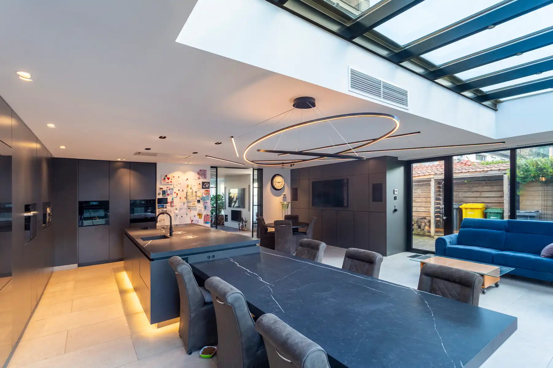 Ruime halfopen villa met zwembad in Elsdonkwijk foto 2