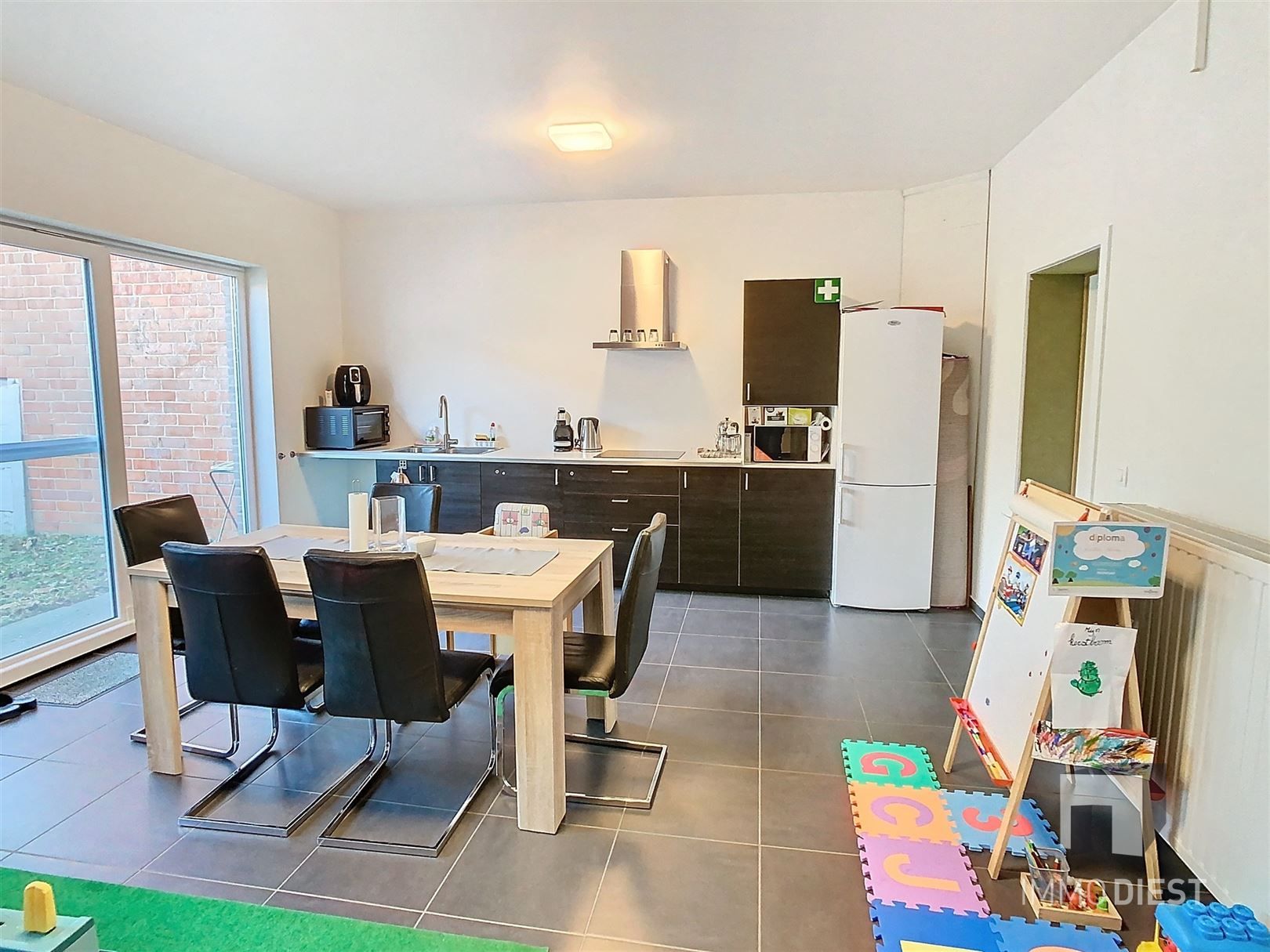 Ruim gelijkvloers appartement met tuin en 3 staanplaatsen foto 10