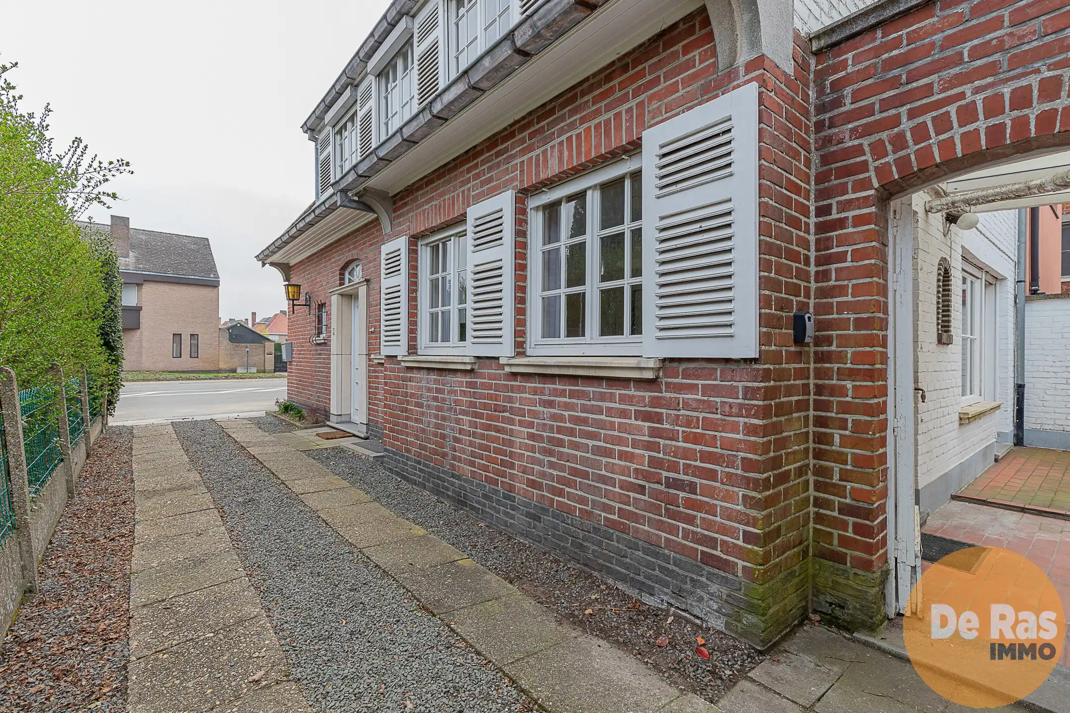 WETTEREN - Solide, te renoveren woning met 4 kamers en tuin foto 3