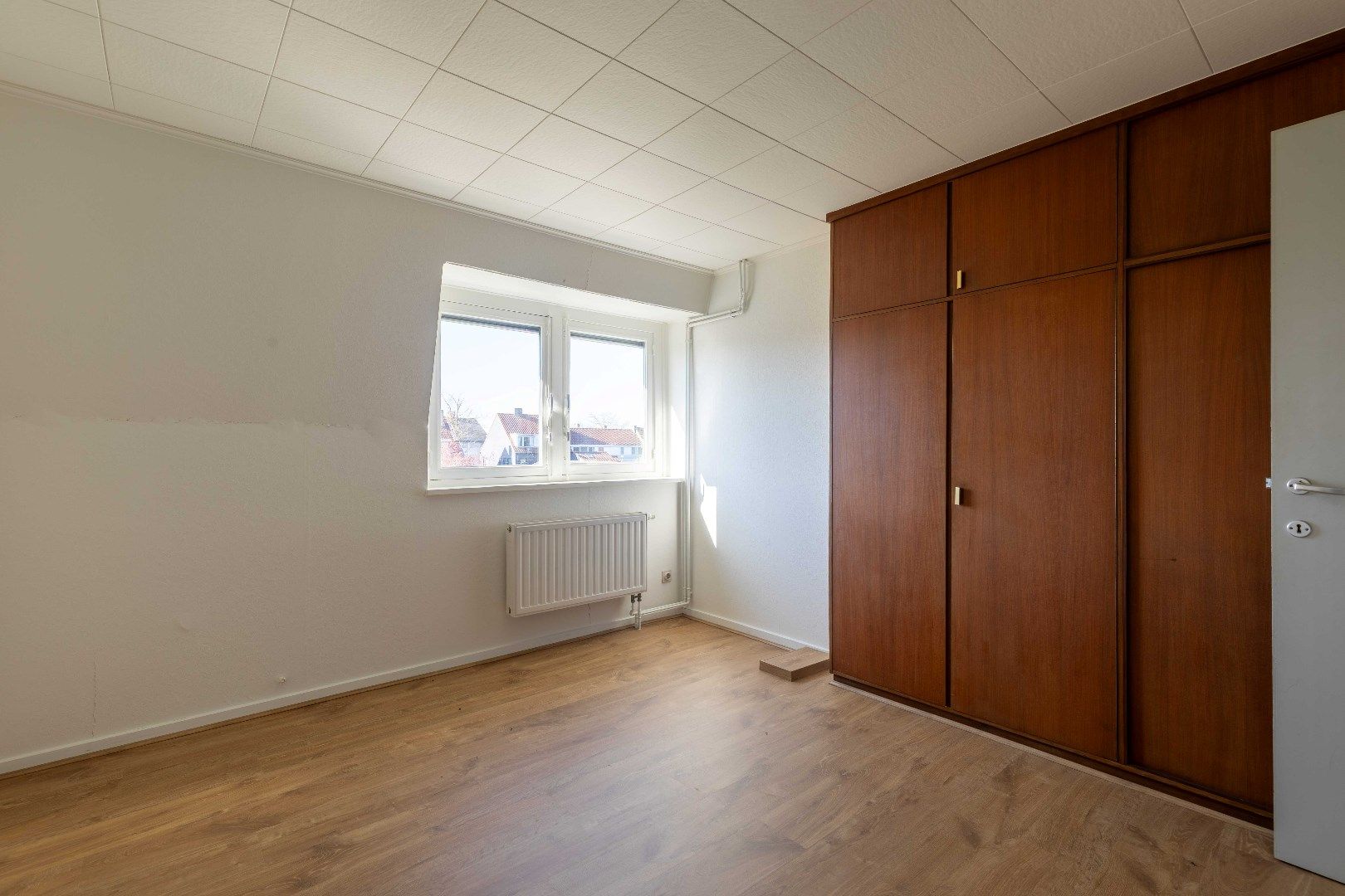 Uiterst ruime woning met mog. tot zeven slaapkamers, twee garages en zongerichte tuin te Sint-Kruis. foto 17