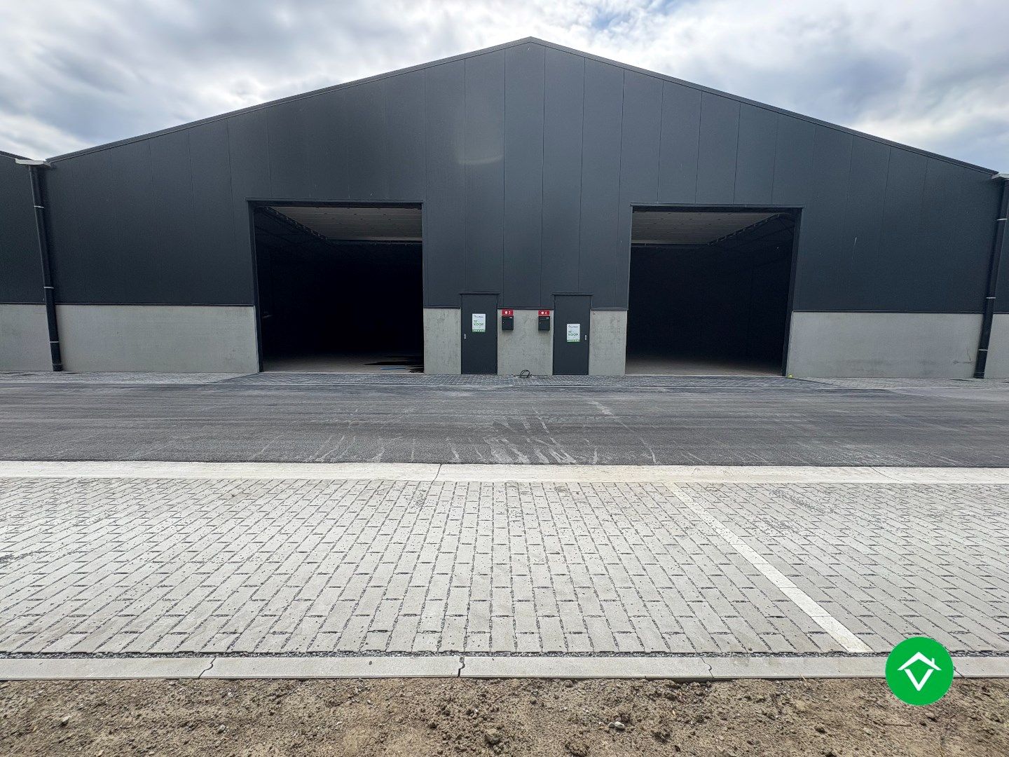 Te koop: Nieuwe KMO-units in Werken foto {{pictureIndex}}