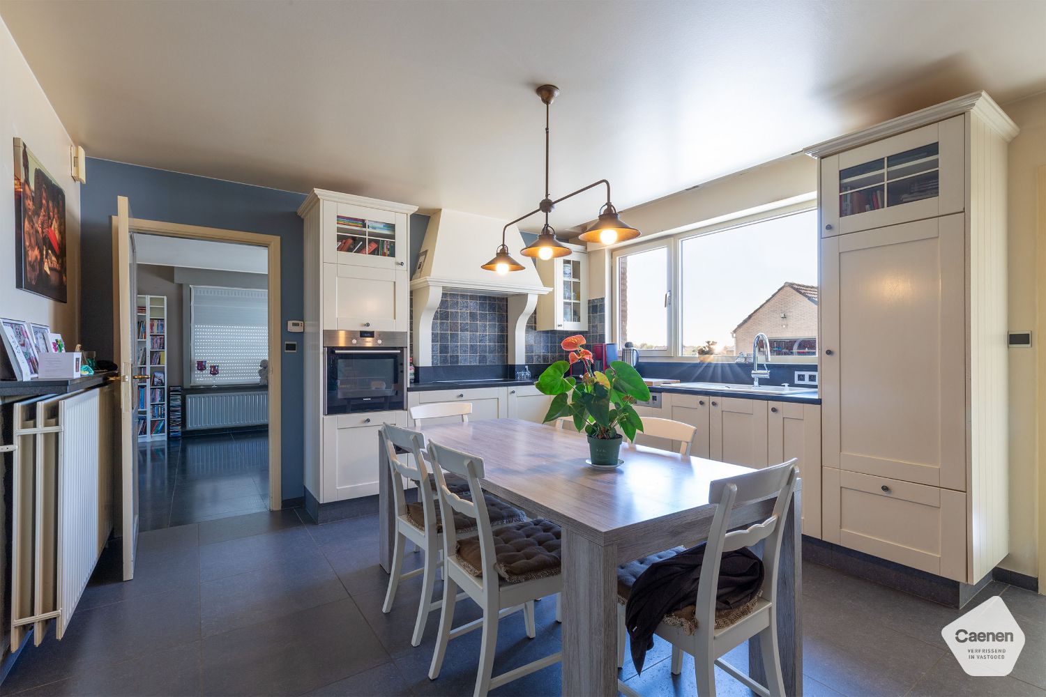 VRIJSTAANDE TE RENOVEREN STEVIGE WONING op een mooi perceel  van 1210 m²  met 3 slaapkamers , GARAGE EN BIJGEBOUW foto 3