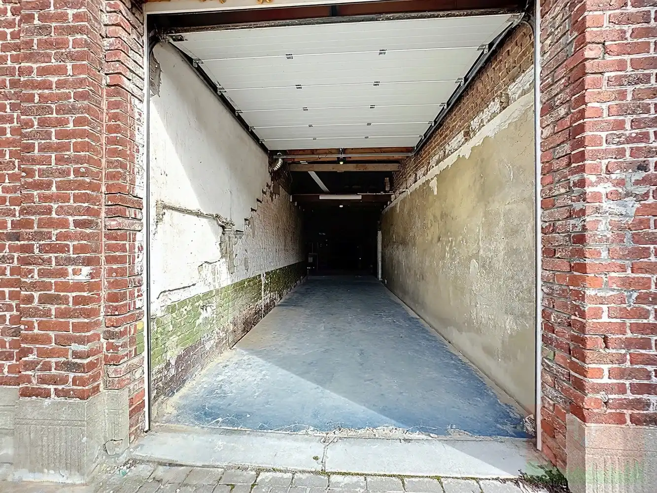 Instapklare hedendaagse gezinswoning met garage, opslagruimte en grote tuin foto 23