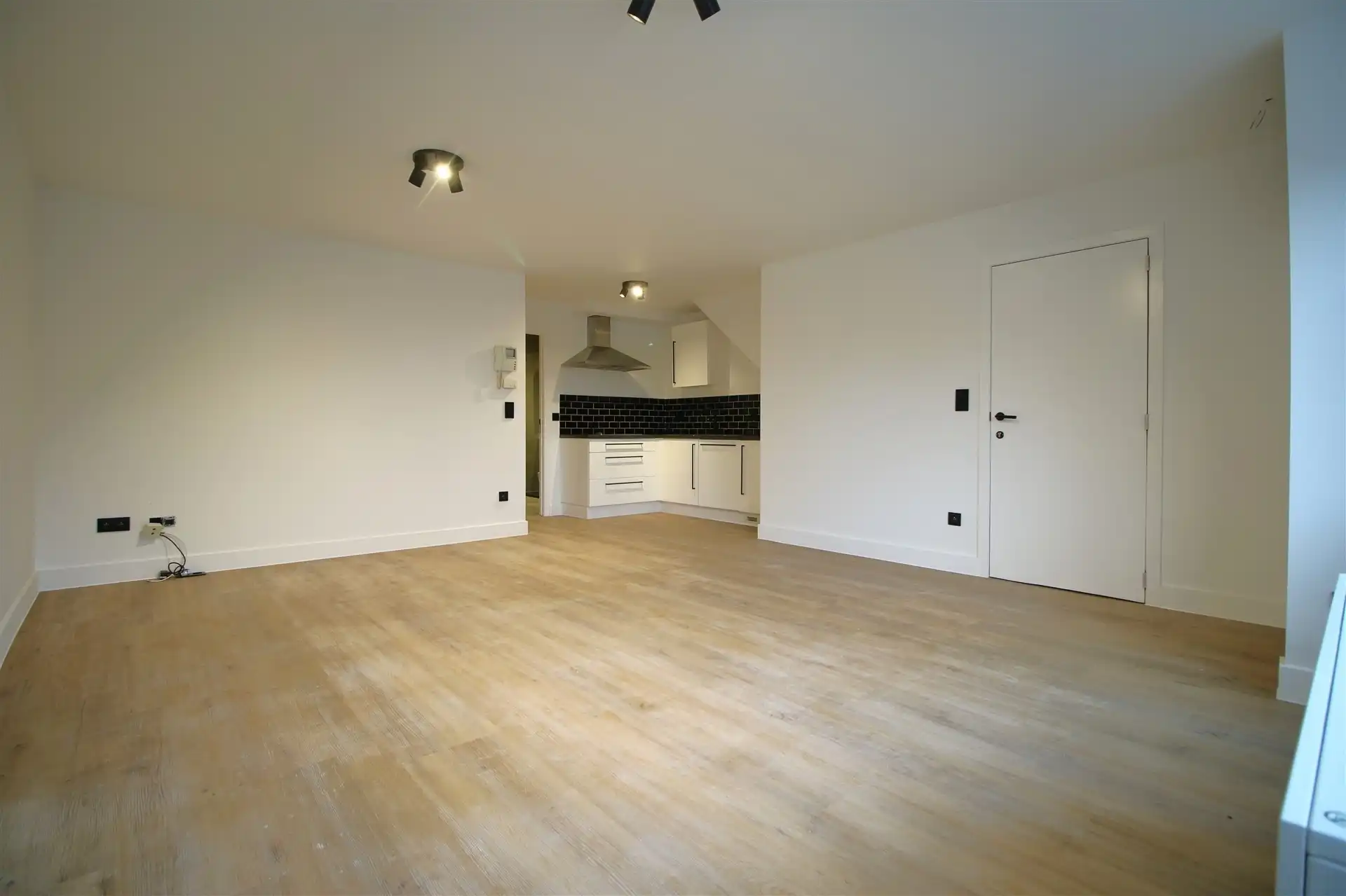 Vernieuwd éénkamerappartement in centrum Sint-Jozef foto 2