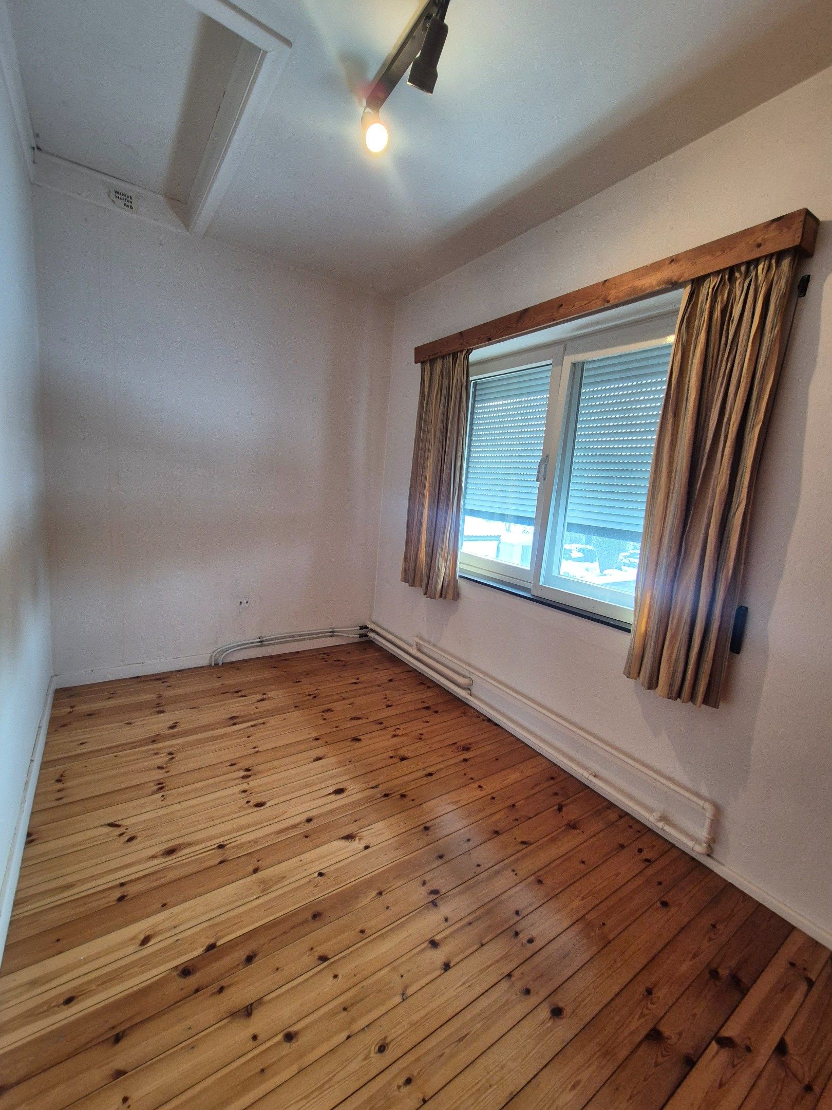 Halfopen gezinswoning met 4 slpkmrs op ruim perceel foto 26