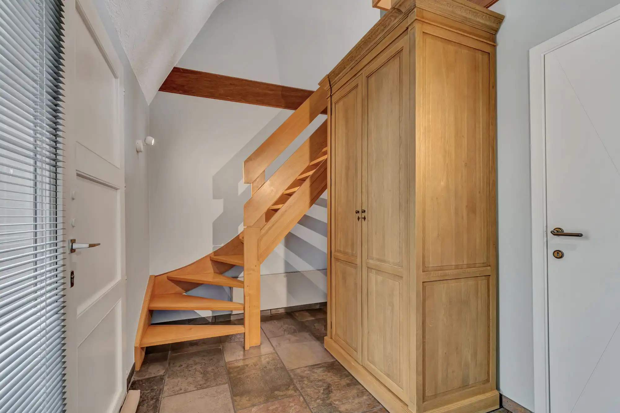 Open bebouwing met tuin, zonnepanelen en garage foto 10