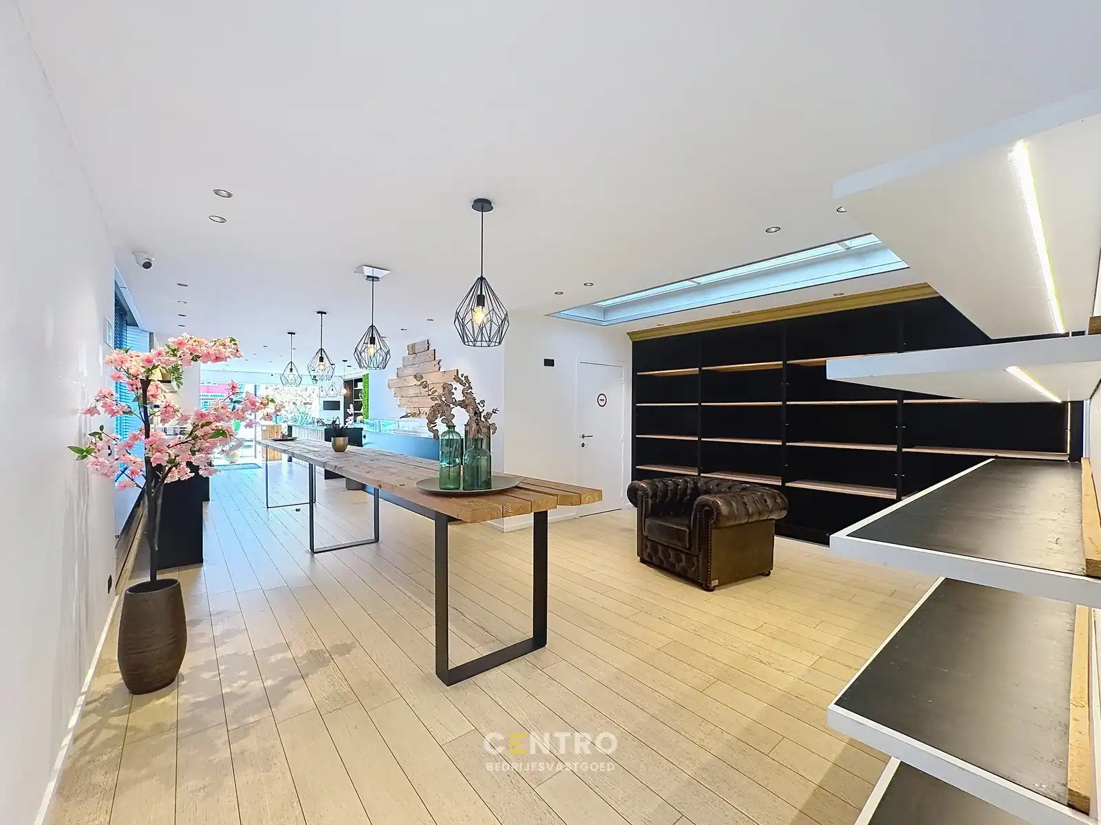 Instapklaar KANTOORGEBOUW te koop met MAGAZIJN (stockage of parkeerplaatsen) en ruim APPARTEMENT (3 slpkms) langs dé Maalse Steenweg te Brugge (Sint-Kruis) foto 8