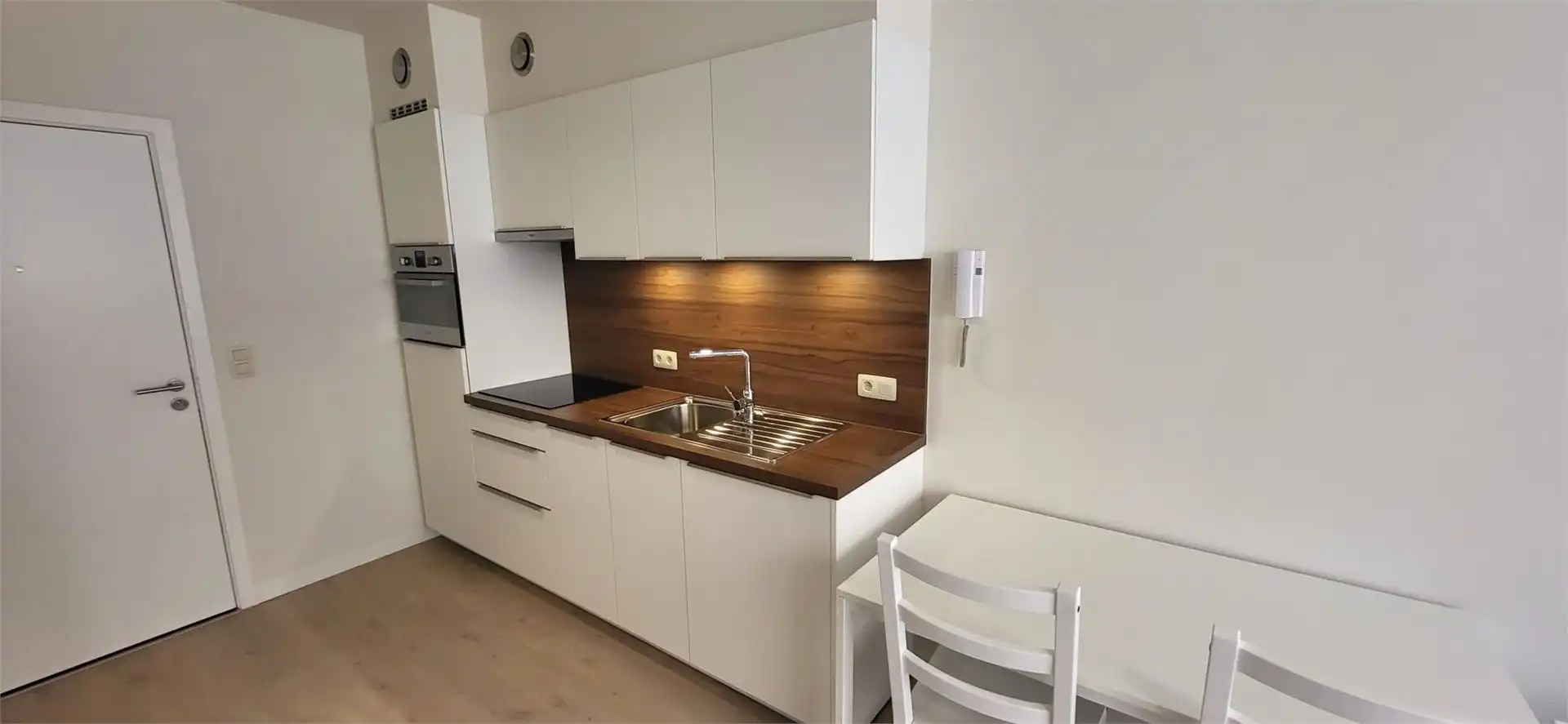 Gerenoveerde en bemeubelde studio in hartje Leuven – Tervuursestraat 44 foto 3