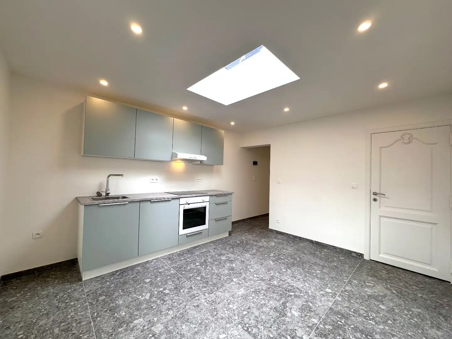 Volledig gerenoveerde woning met garage, tuin en 8 zonnepanelen in hartje Tongeren! foto 6